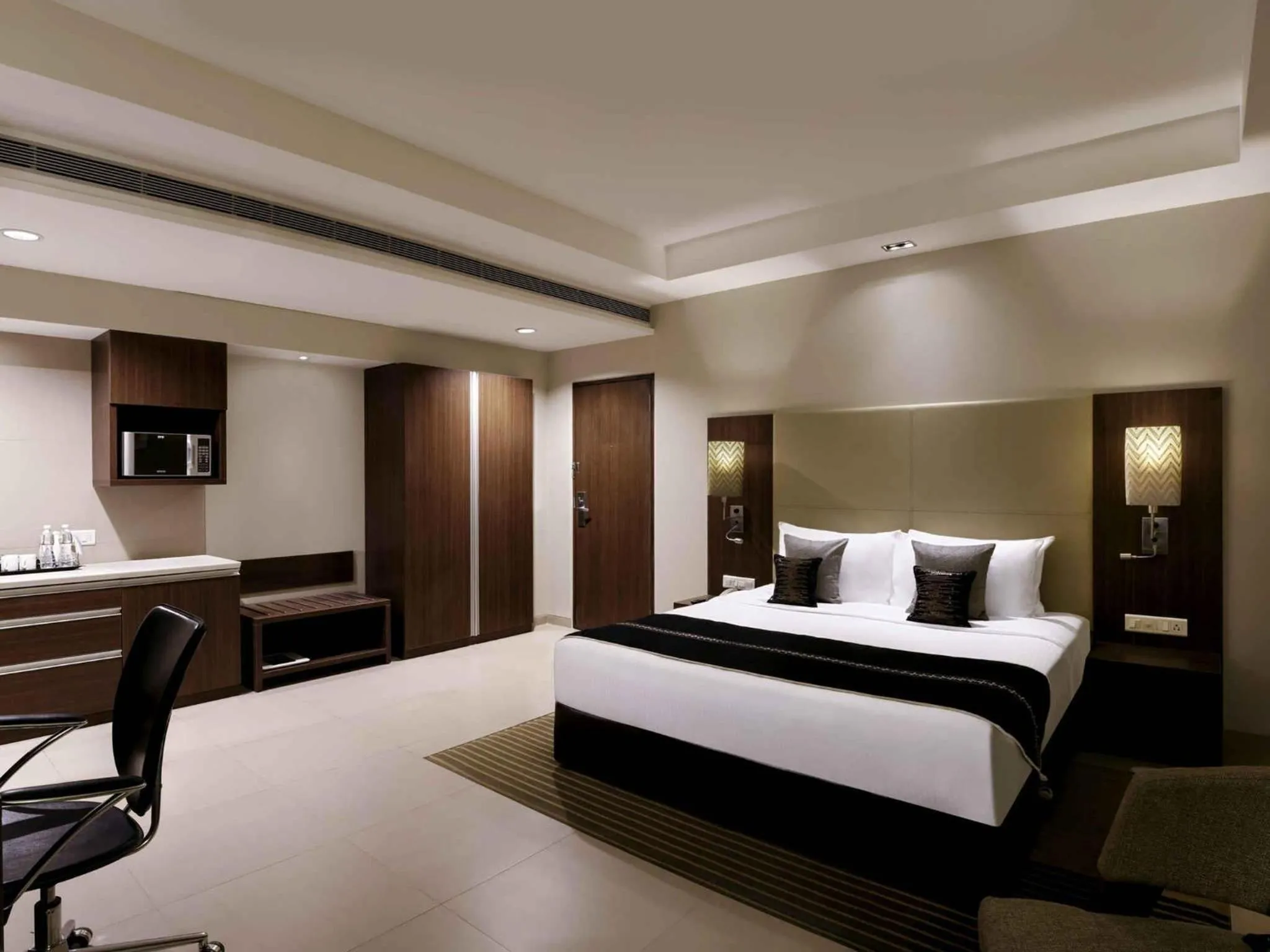 Bedroom, Bed in Grand Mercure Vadodara Surya Palace