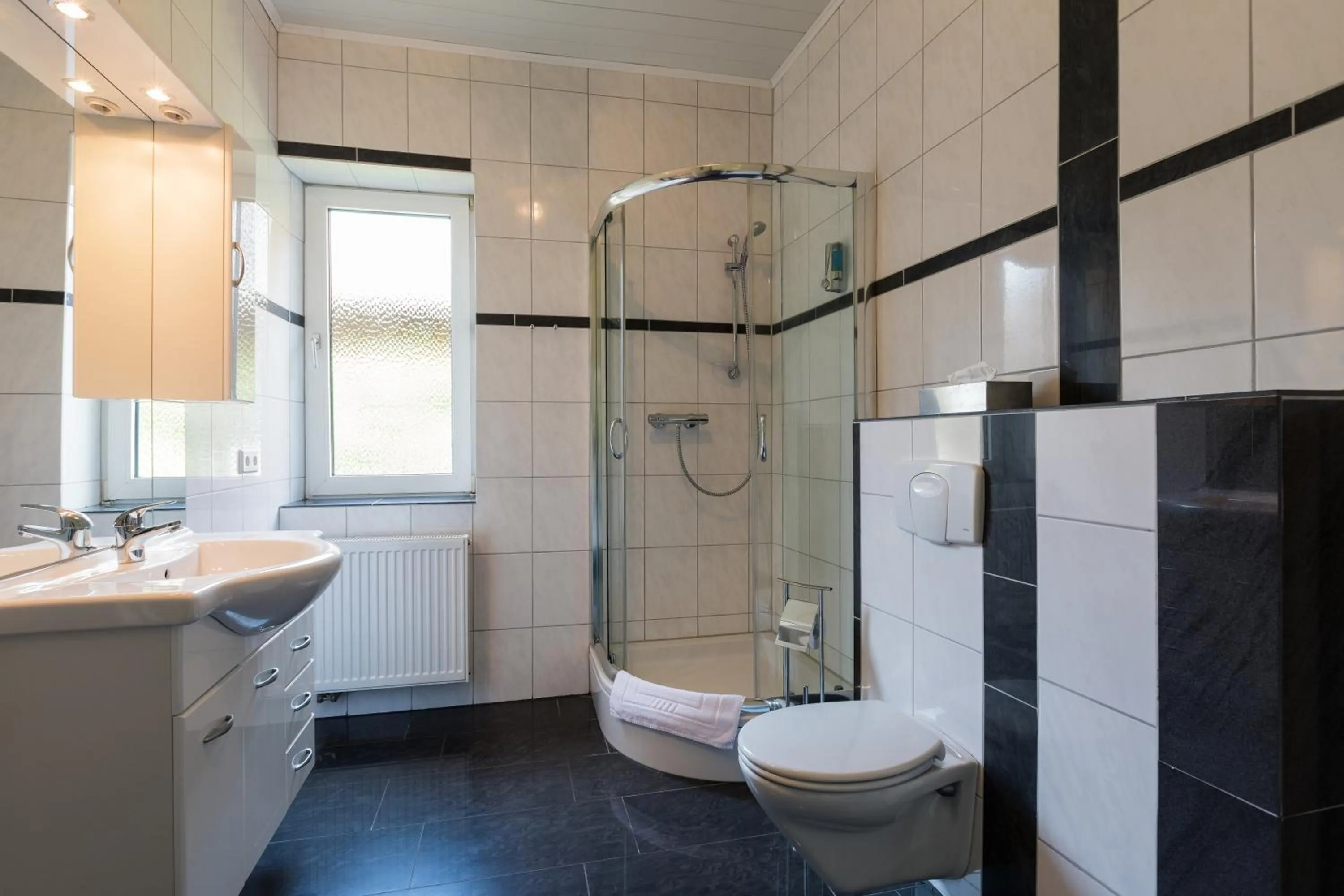 Bathroom in Hotel am Rosenplatz,24 Stunden Check in, Küche, kostenfreie Parkplätze