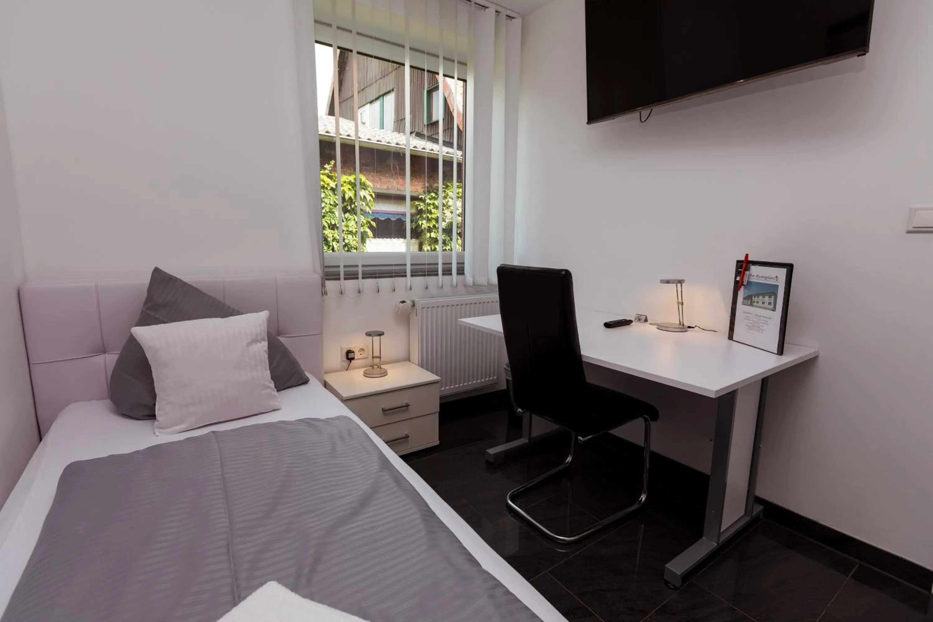 Photo of the whole room, Bed in Hotel am Rosenplatz,24 Stunden Check in, Küche, kostenfreie Parkplätze