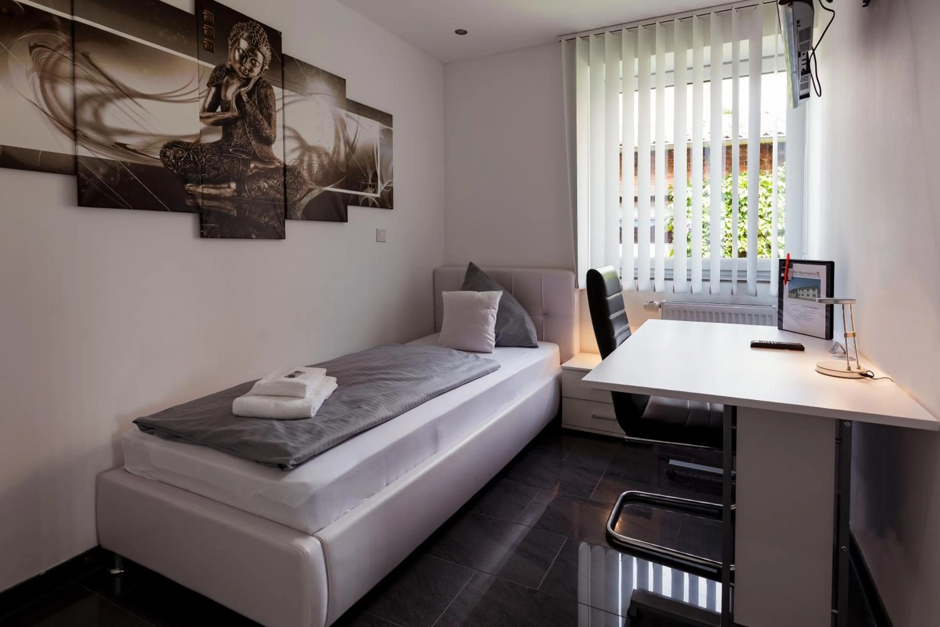 Photo of the whole room, Bed in Hotel am Rosenplatz,24 Stunden Check in, Küche, kostenfreie Parkplätze