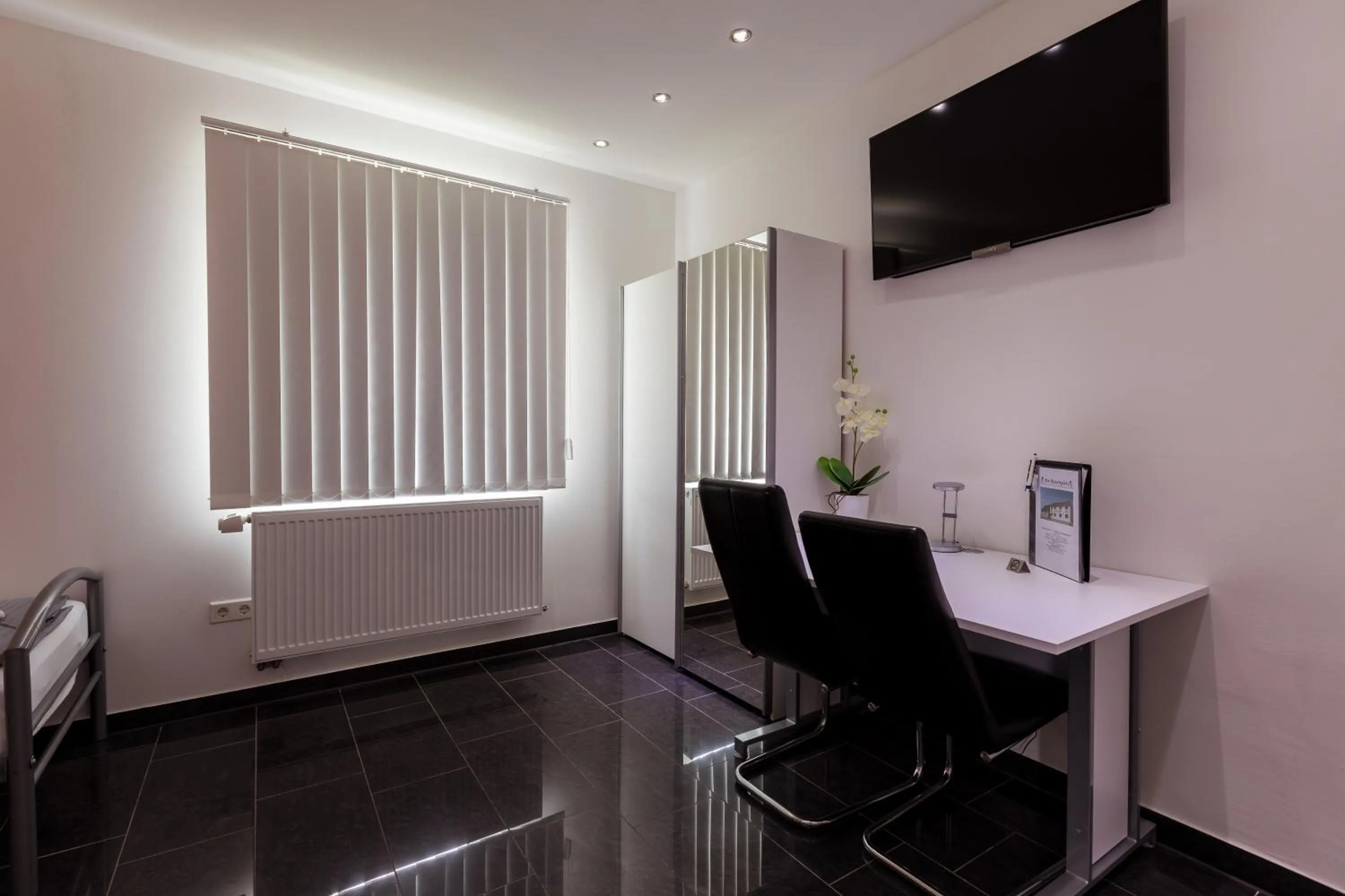 Photo of the whole room in Hotel am Rosenplatz,24 Stunden Check in, Küche, kostenfreie Parkplätze