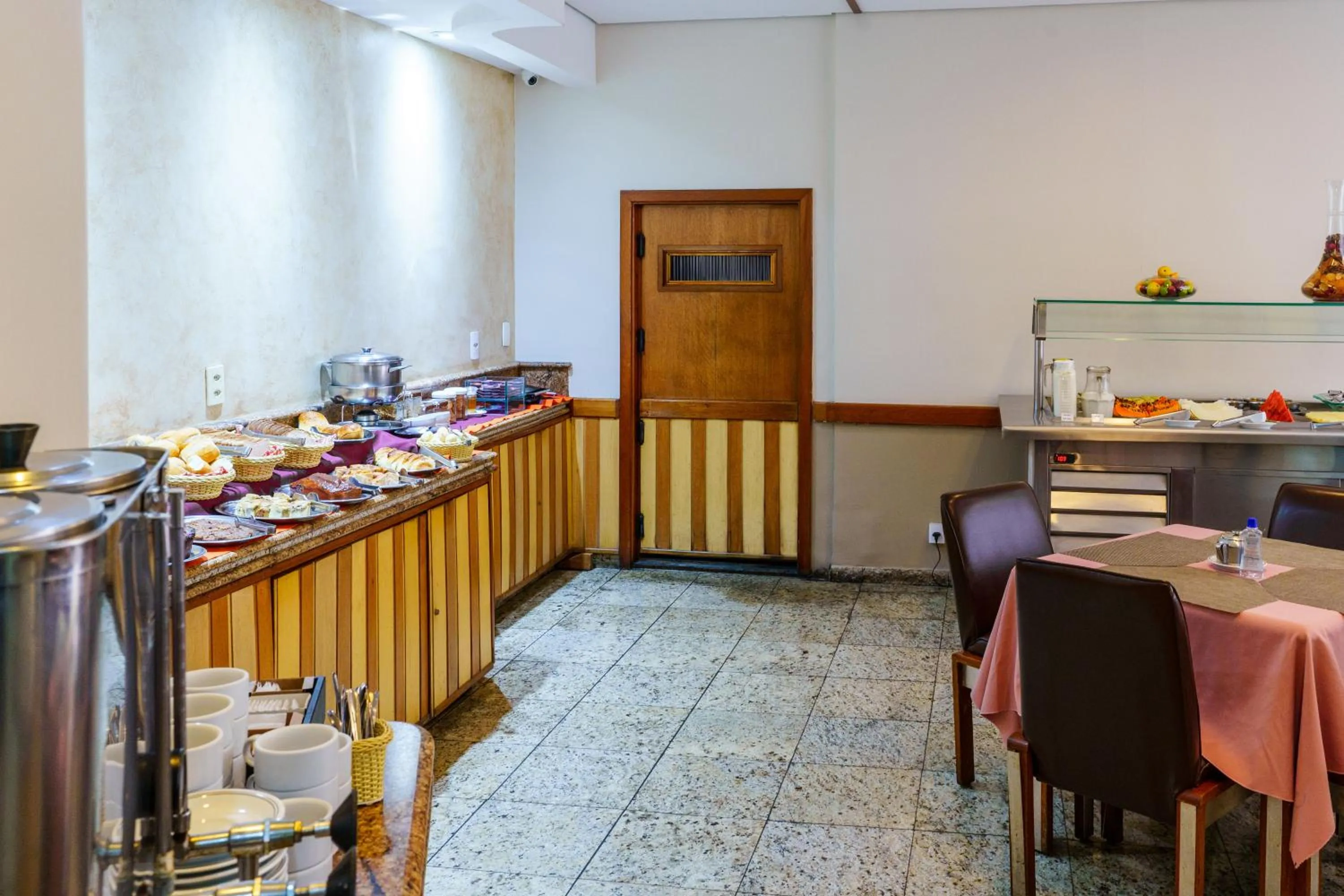 Restaurant/places to eat in Carillon Plaza Hotel