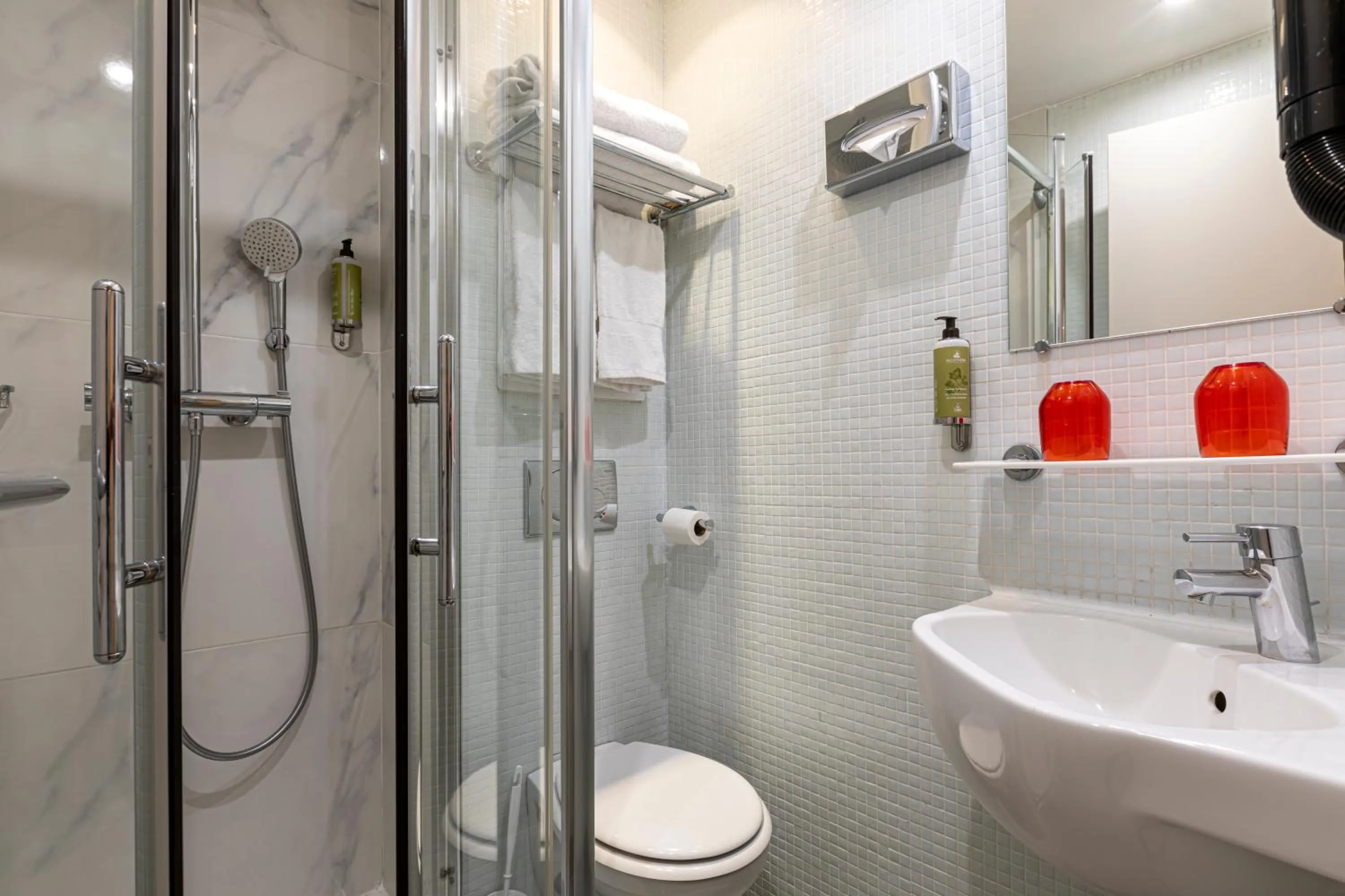 Shower in Gardette Park Hotel