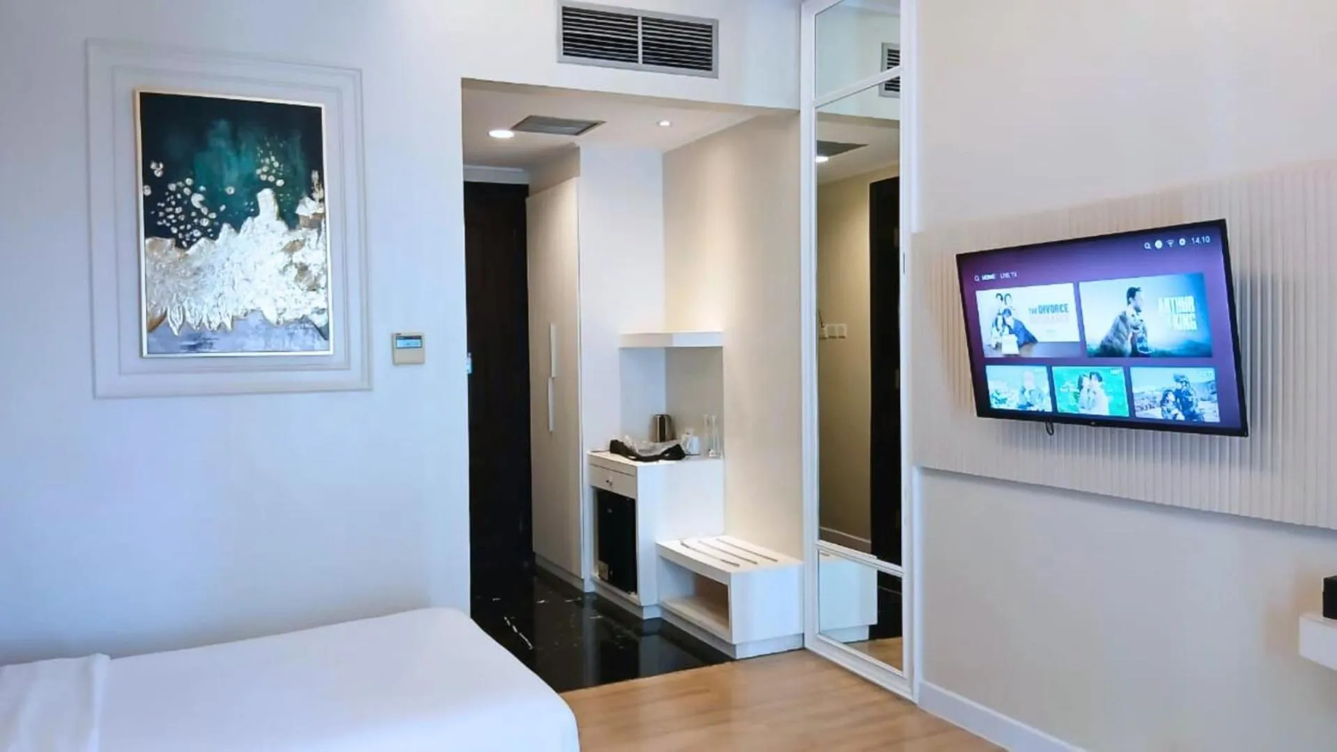 Bed in The Grantage Hotel & Sky Lounge