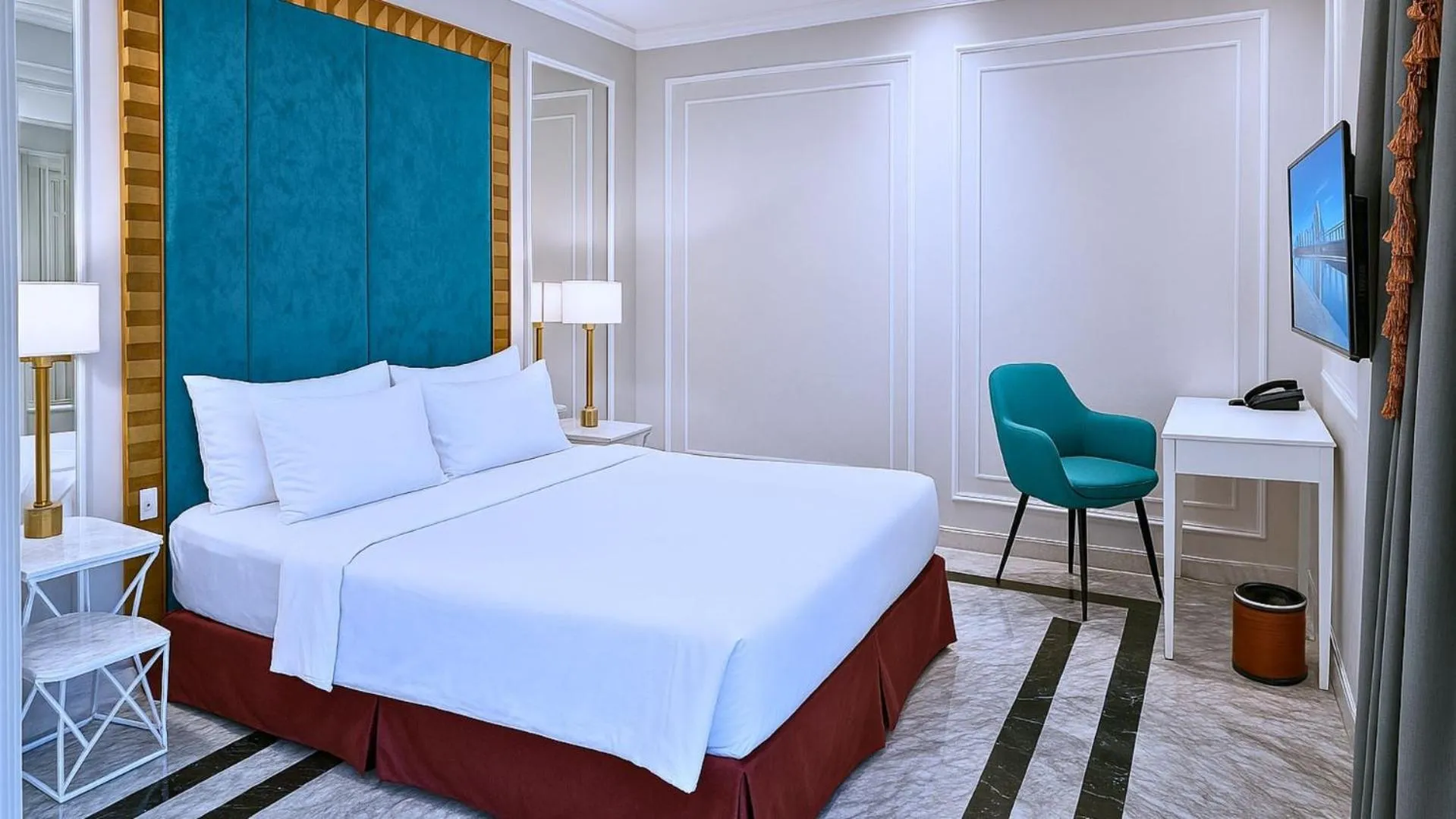 Bed in The Grantage Hotel & Sky Lounge