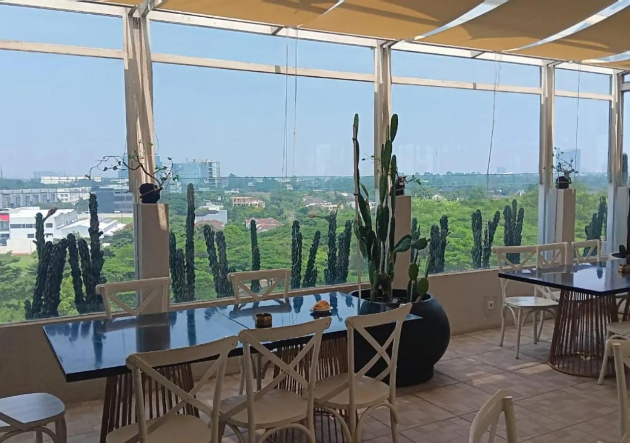 Restaurant/places to eat in The Grantage Hotel & Sky Lounge