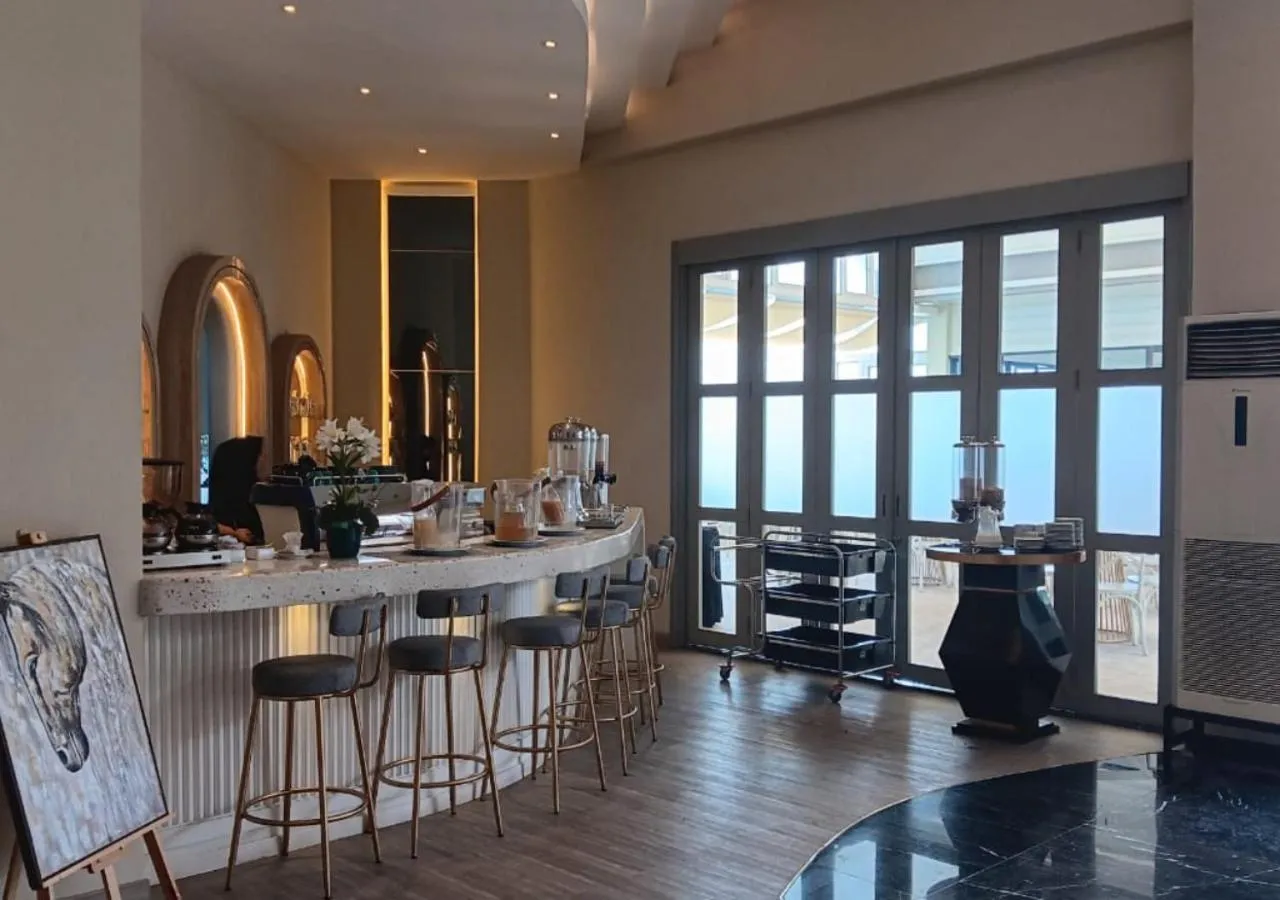 Restaurant/places to eat in The Grantage Hotel & Sky Lounge