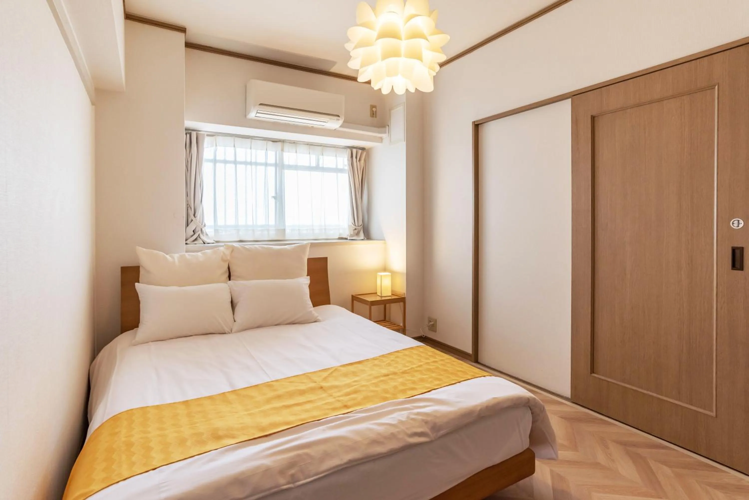 Bedroom, Bed in Universal Bay Condominium