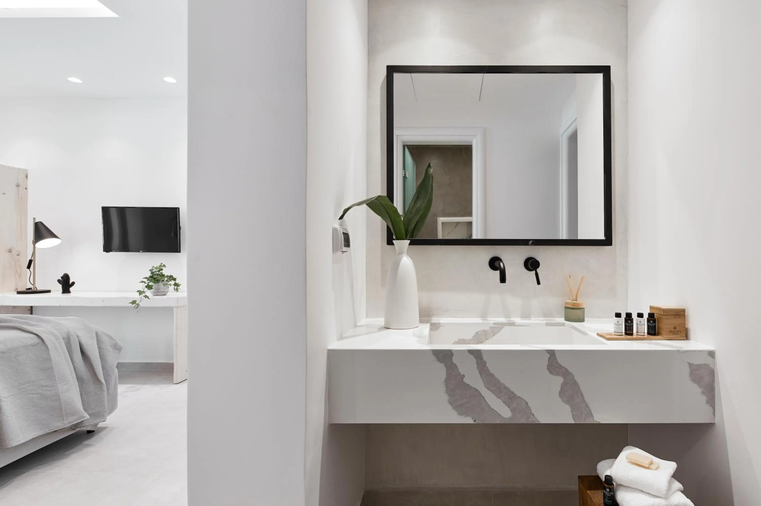 Bathroom, Bed in Phos The Boutique