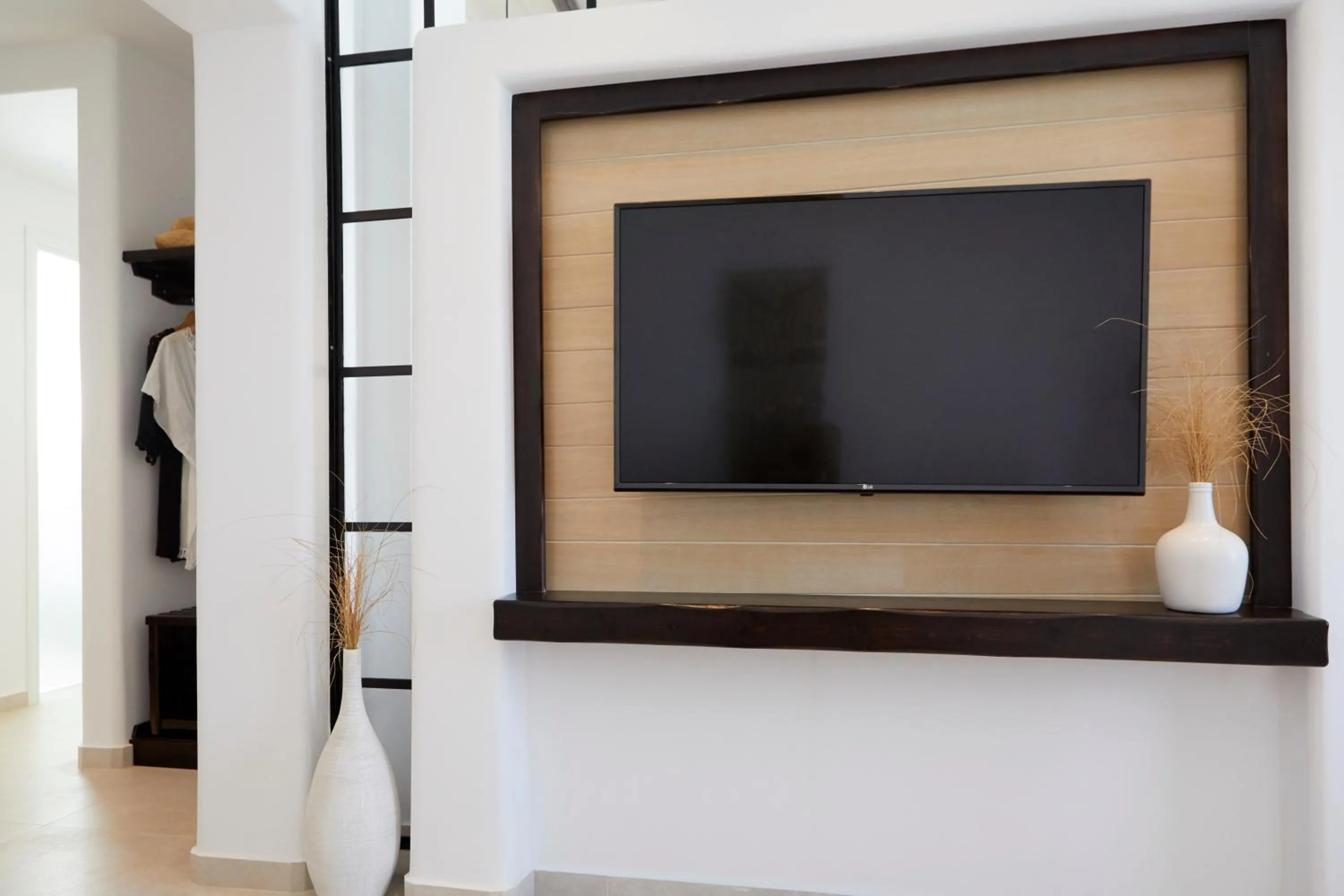 TV and multimedia in Phos The Boutique