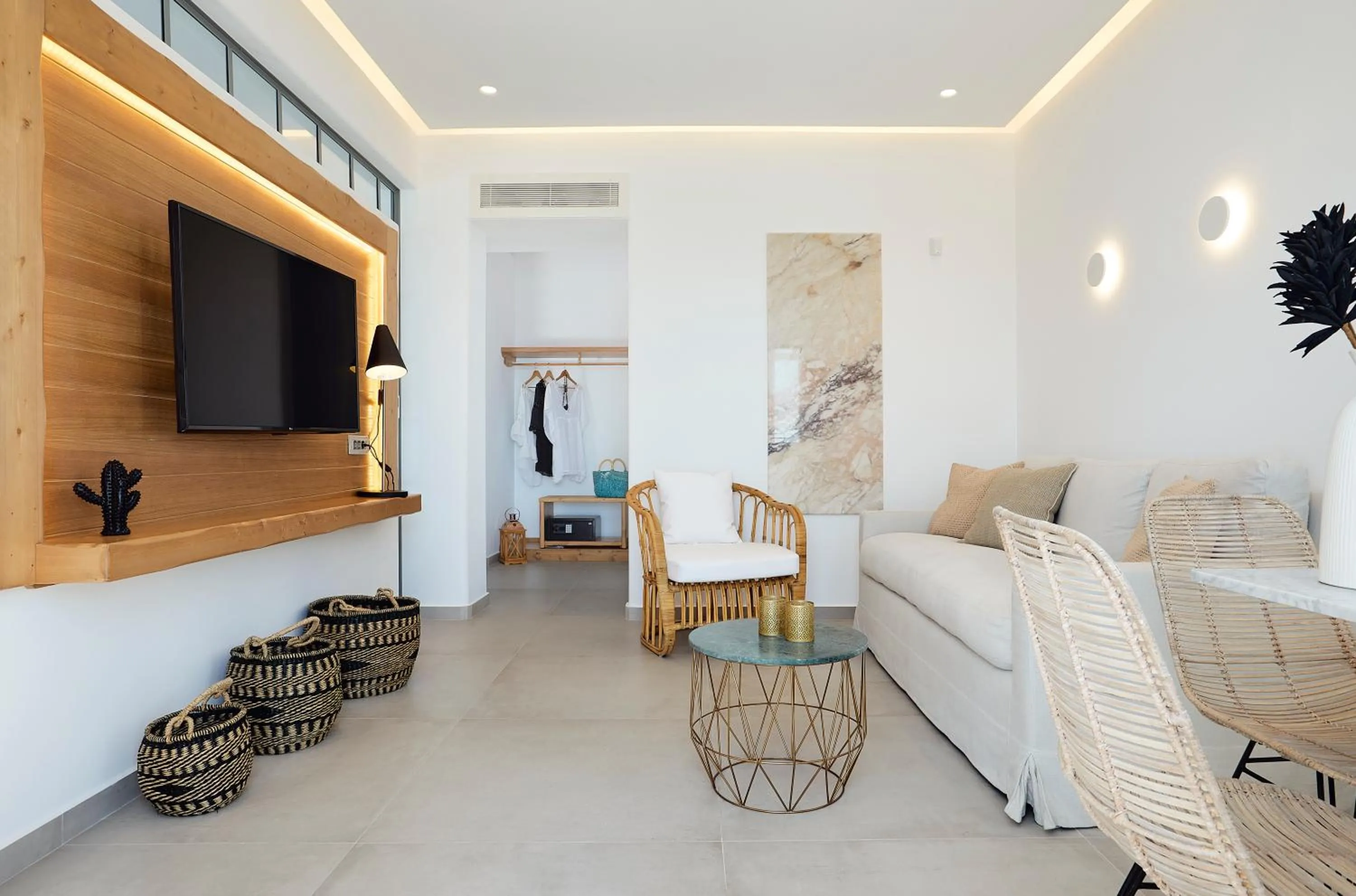 TV and multimedia in Phos The Boutique