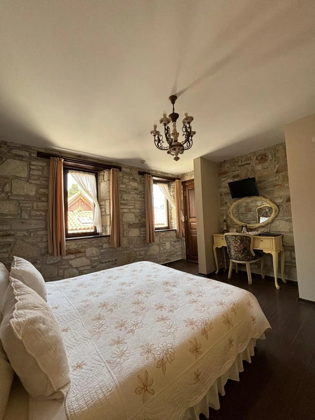 Photo of the whole room, Bed in Griffon Hotel