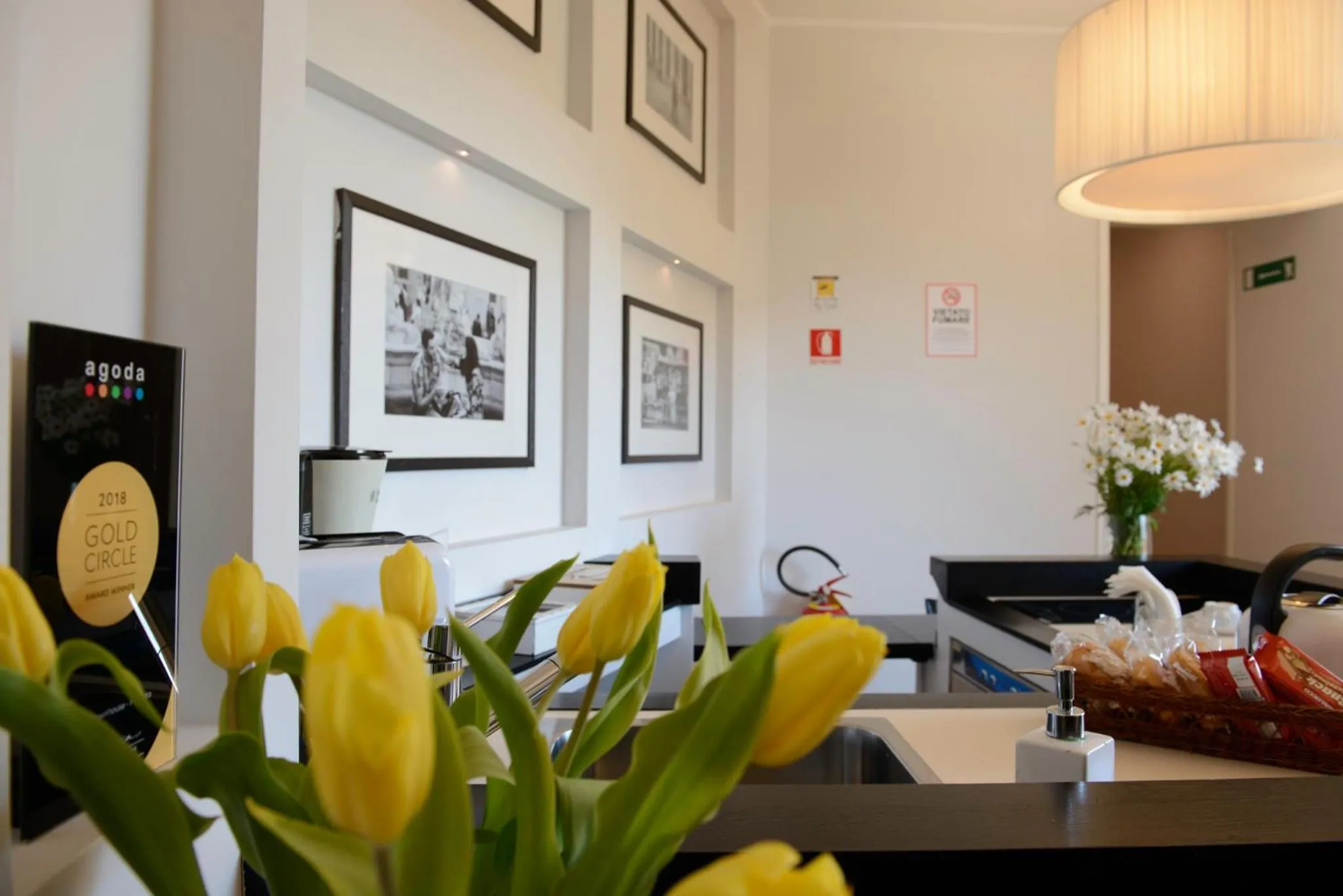 Communal lounge/ TV room in At Home Townhouse - Filiberto