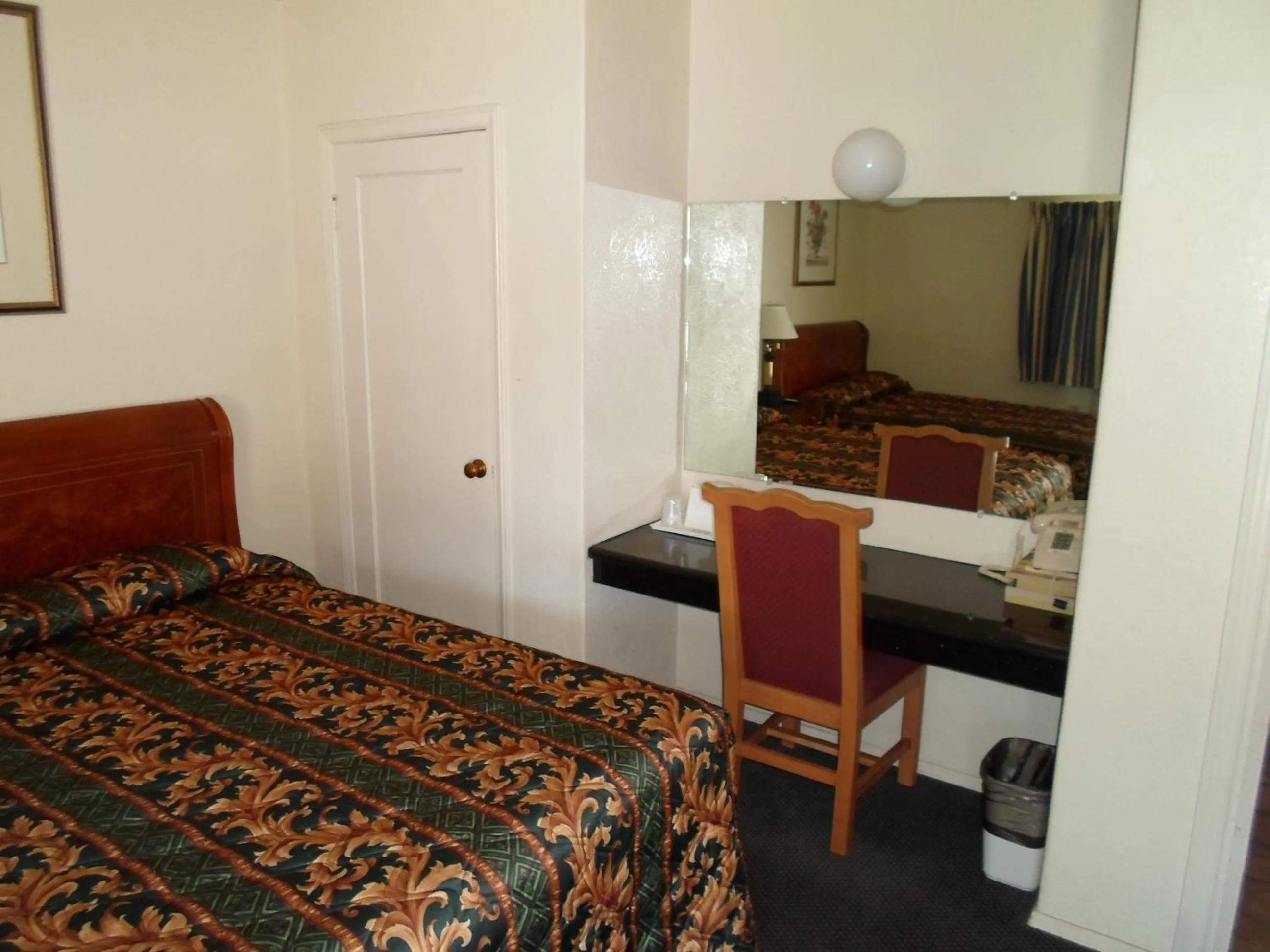 Photo of the whole room, Bed in Budget Inn Morgan Hill