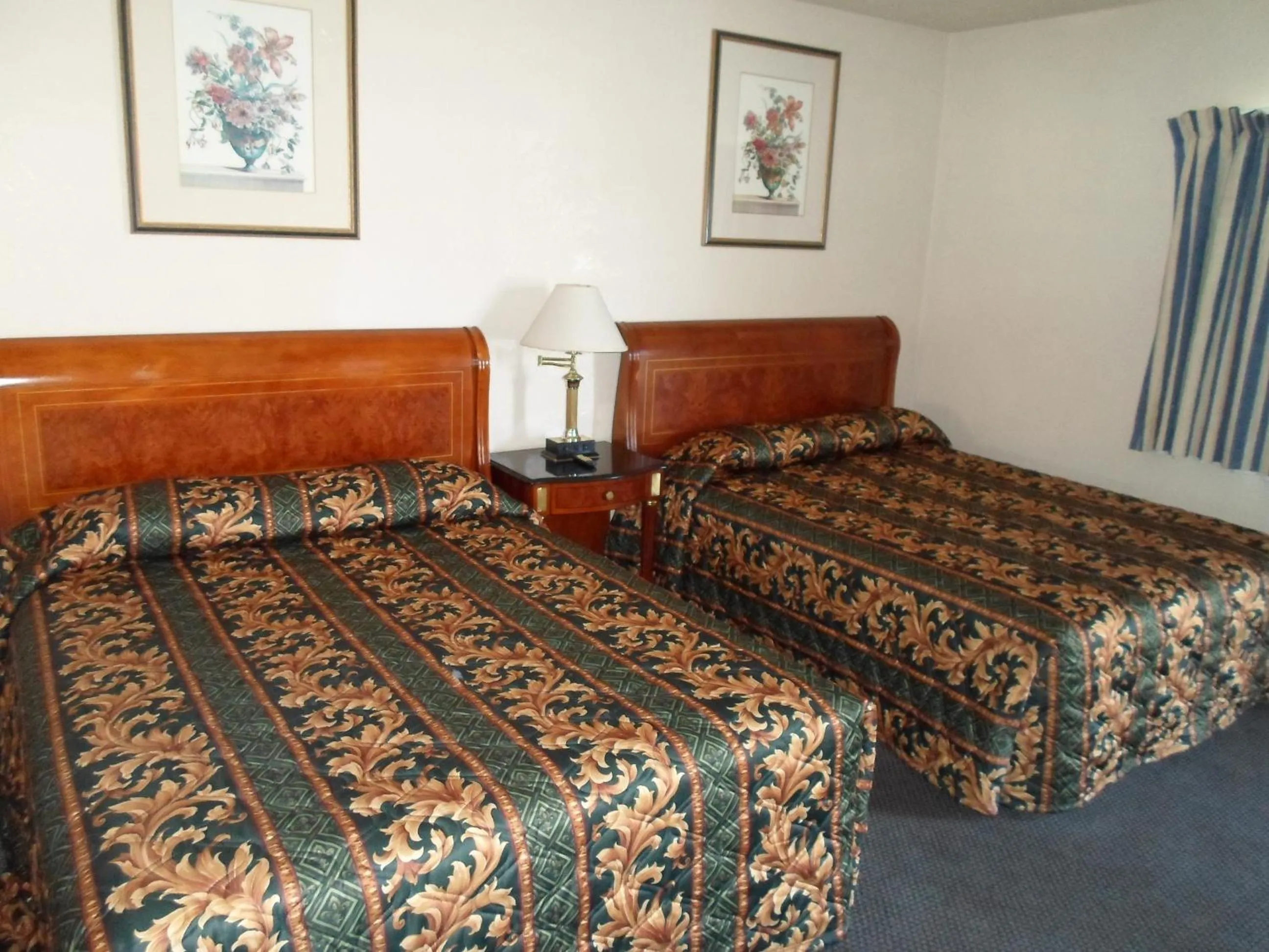 Photo of the whole room, Bed in Budget Inn Morgan Hill