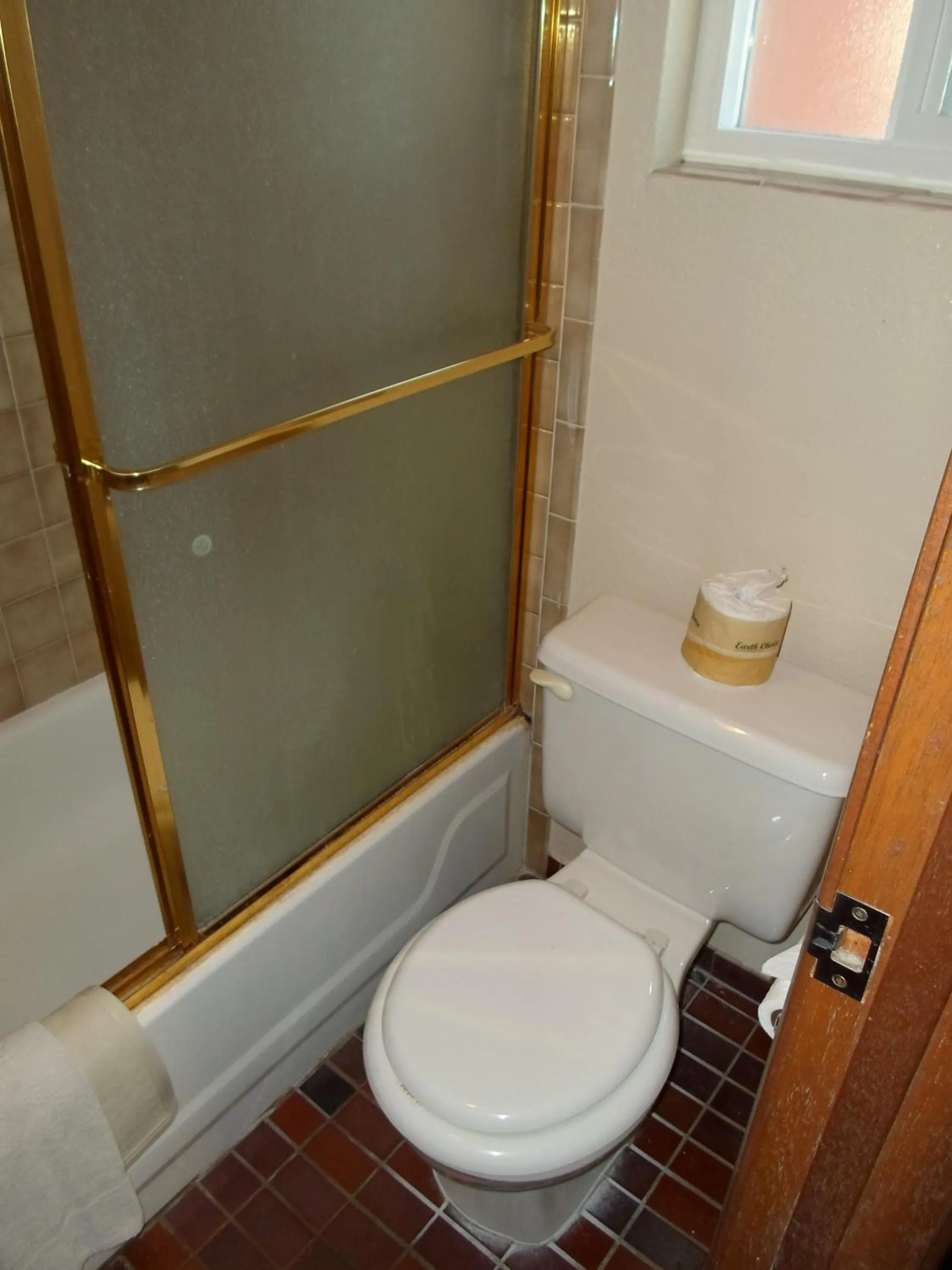 Toilet in Budget Inn Morgan Hill