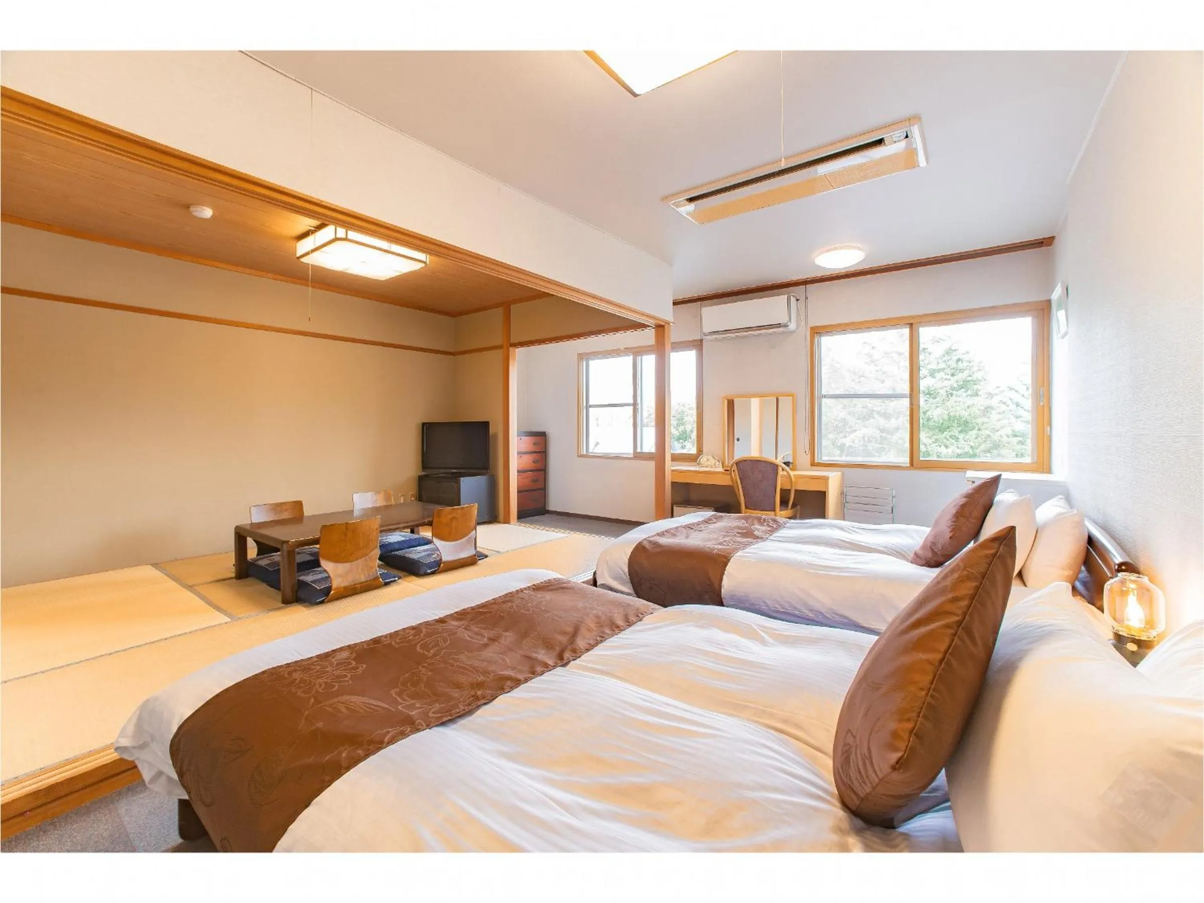 Photo of the whole room, Bed in Nomad Hakuba