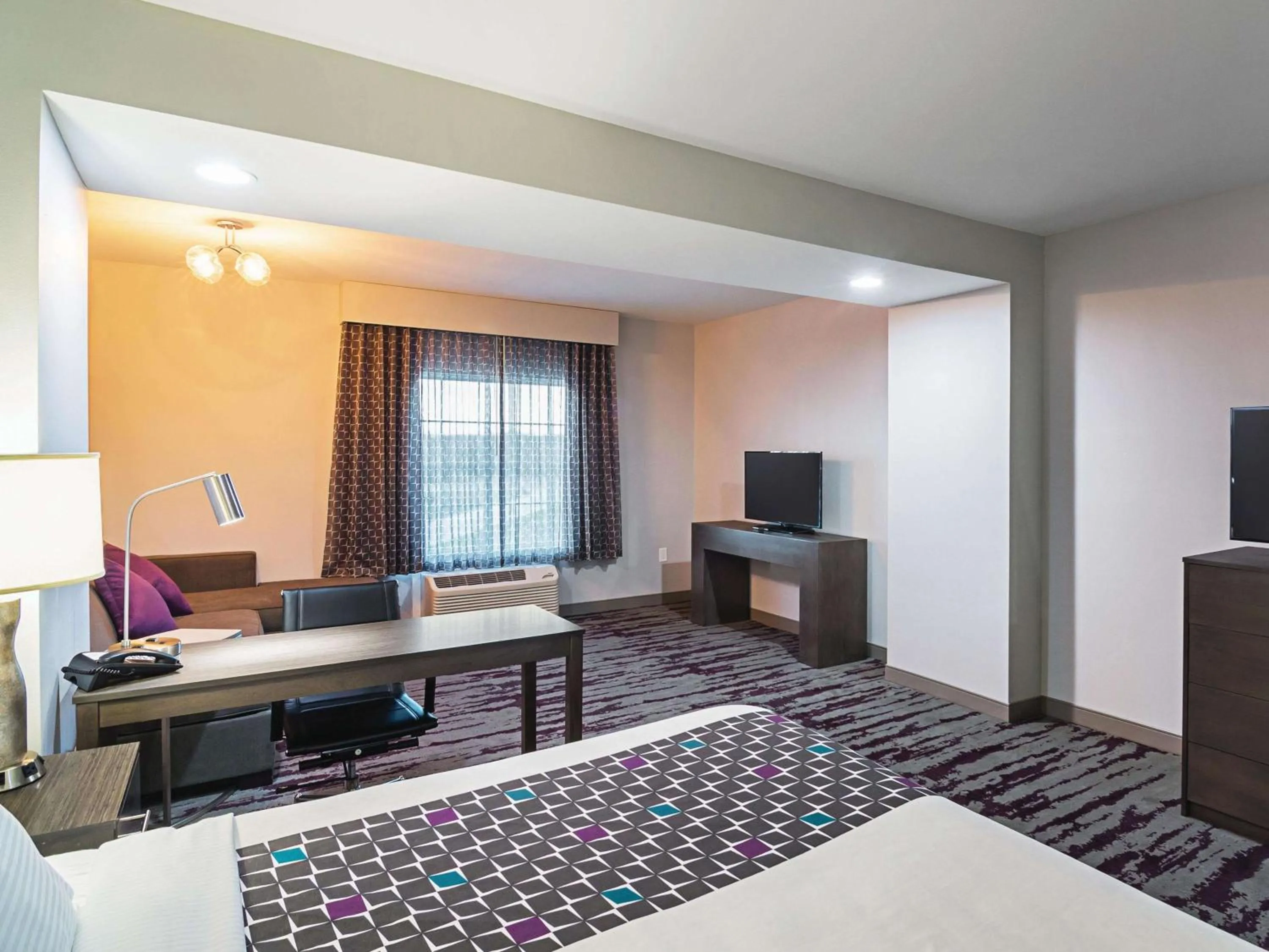 Photo of the whole room, Bed in La Quinta by Wyndham Dallas - Wylie