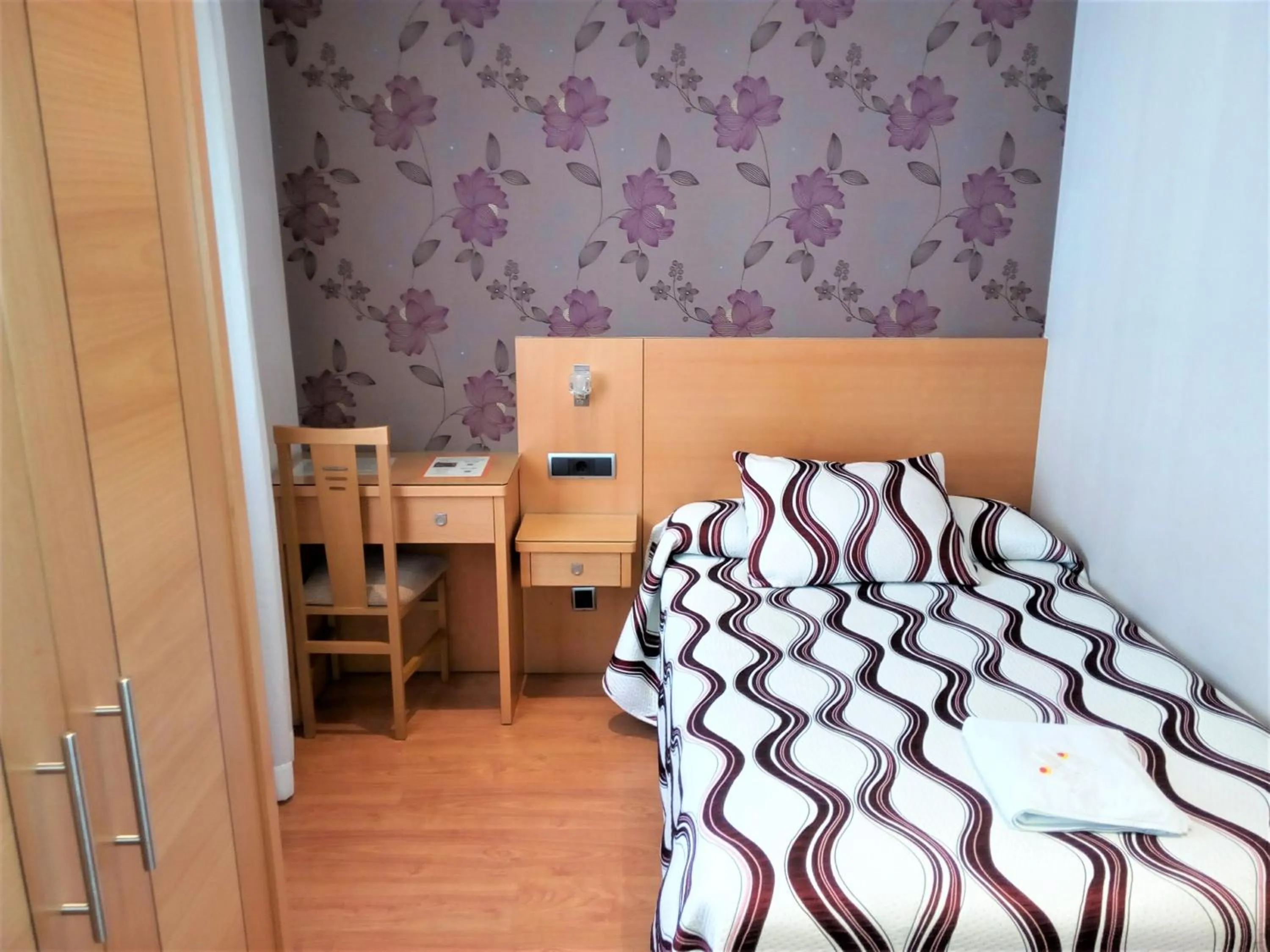 Photo of the whole room, Bed in Hostal Jemasaca-Palma61