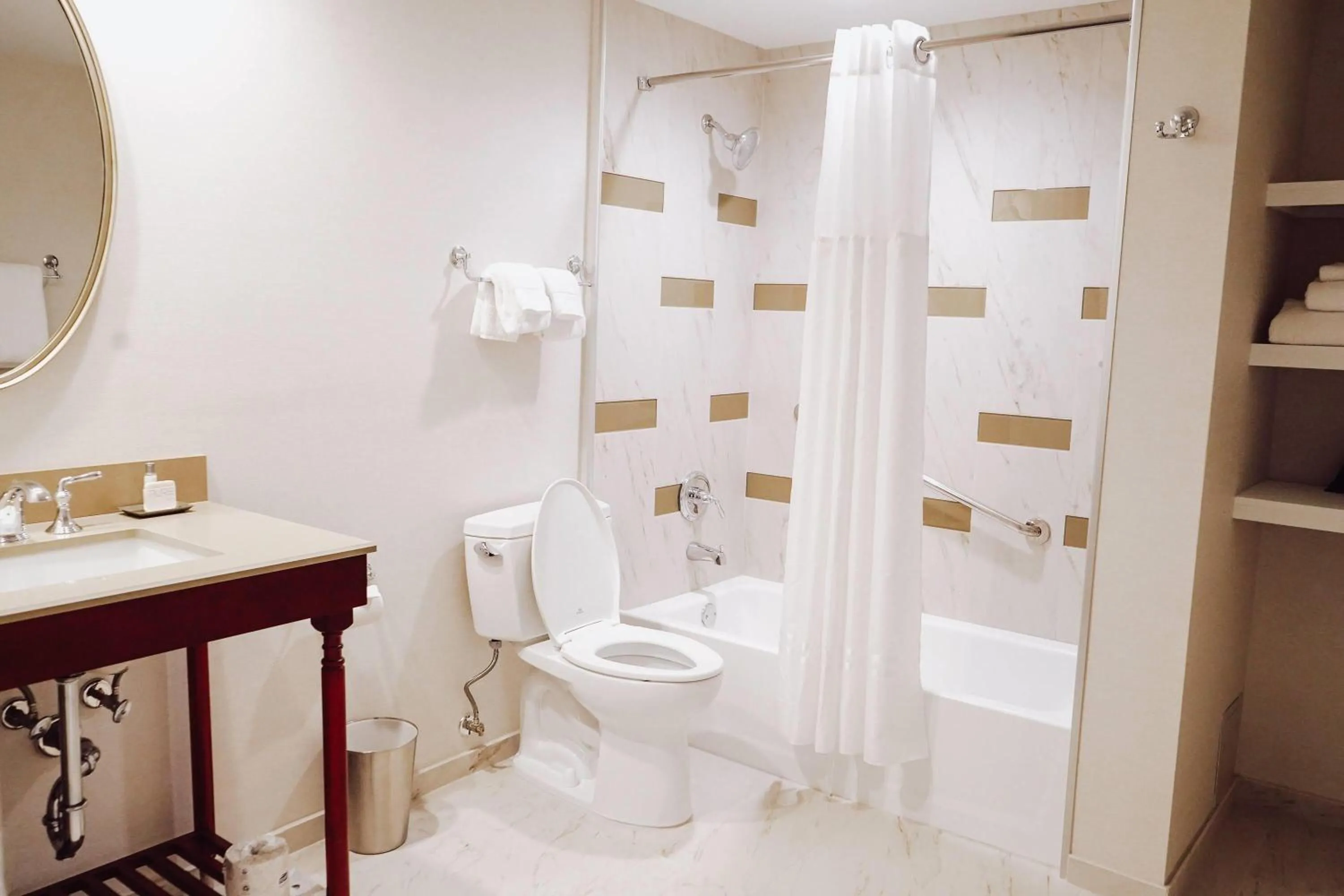 Bathroom in Galt House Hotel, A Trademark Collection Hotel