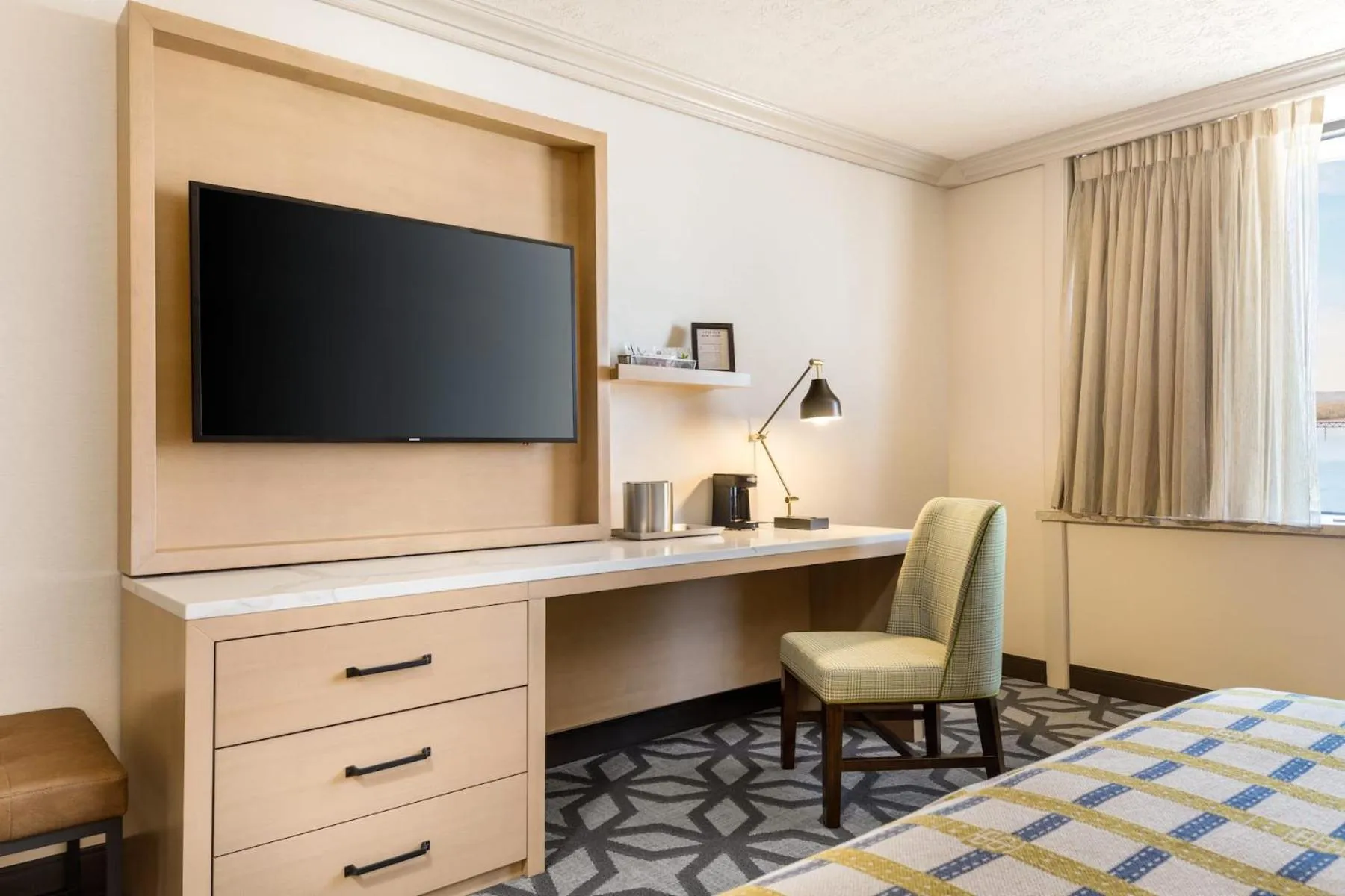 TV and multimedia, Bed in Galt House Hotel, A Trademark Collection Hotel