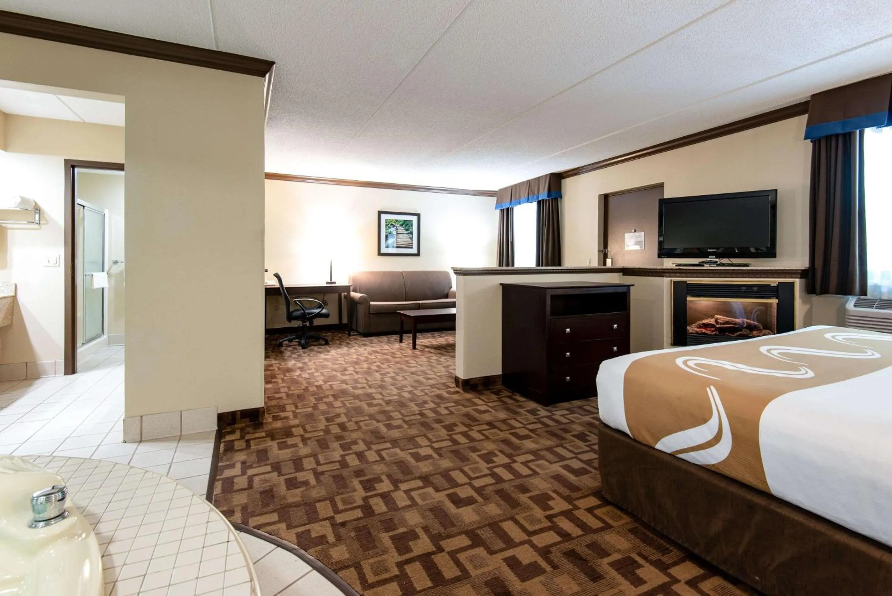 Photo of the whole room, Bed in Quality Inn & Suites Quakertown-Allentown