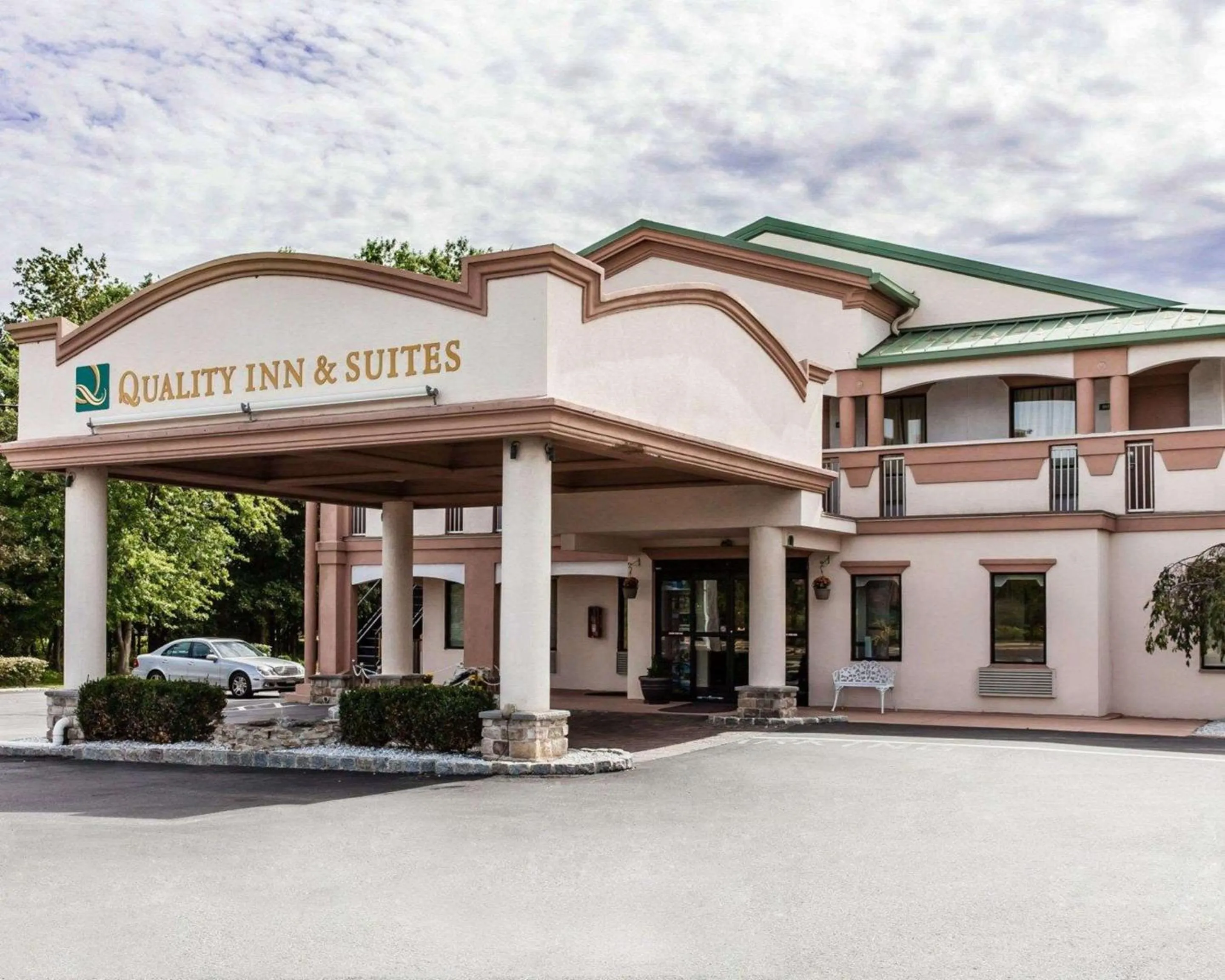 Property building in Quality Inn & Suites Quakertown-Allentown