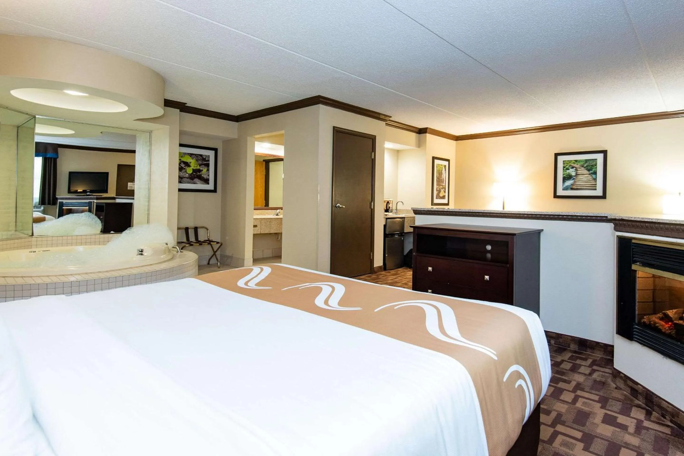 Photo of the whole room, Bed in Quality Inn & Suites Quakertown-Allentown