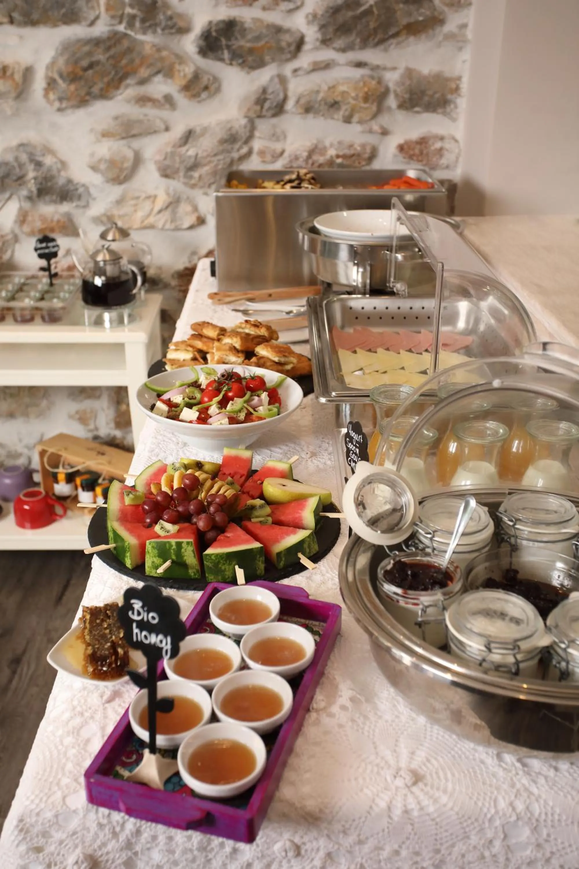 Breakfast in V1935 Luxurious Apartments