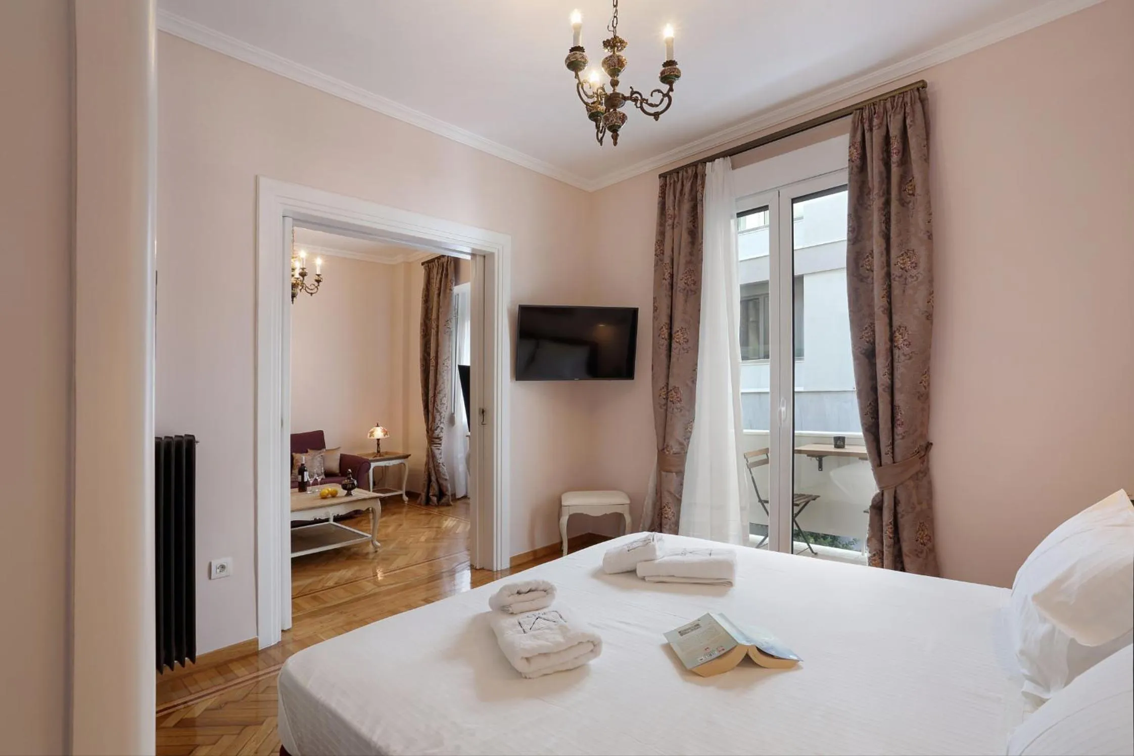 Photo of the whole room, Bed in V1935 Luxurious Apartments