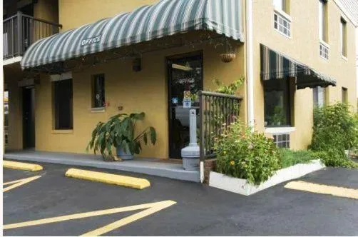 Facade/entrance in Cabarrus Inn