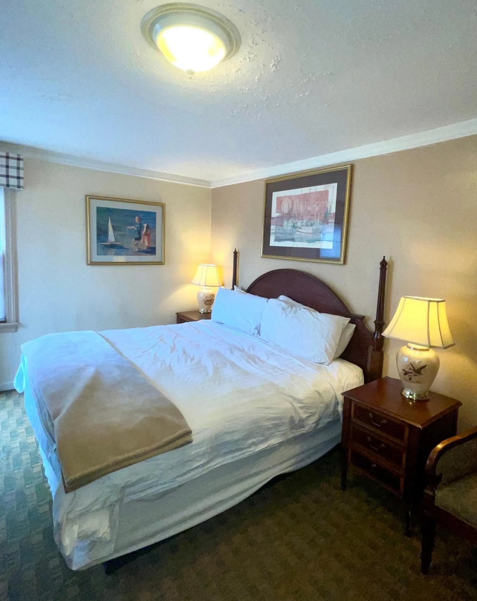 Bed in The Maddox Inn