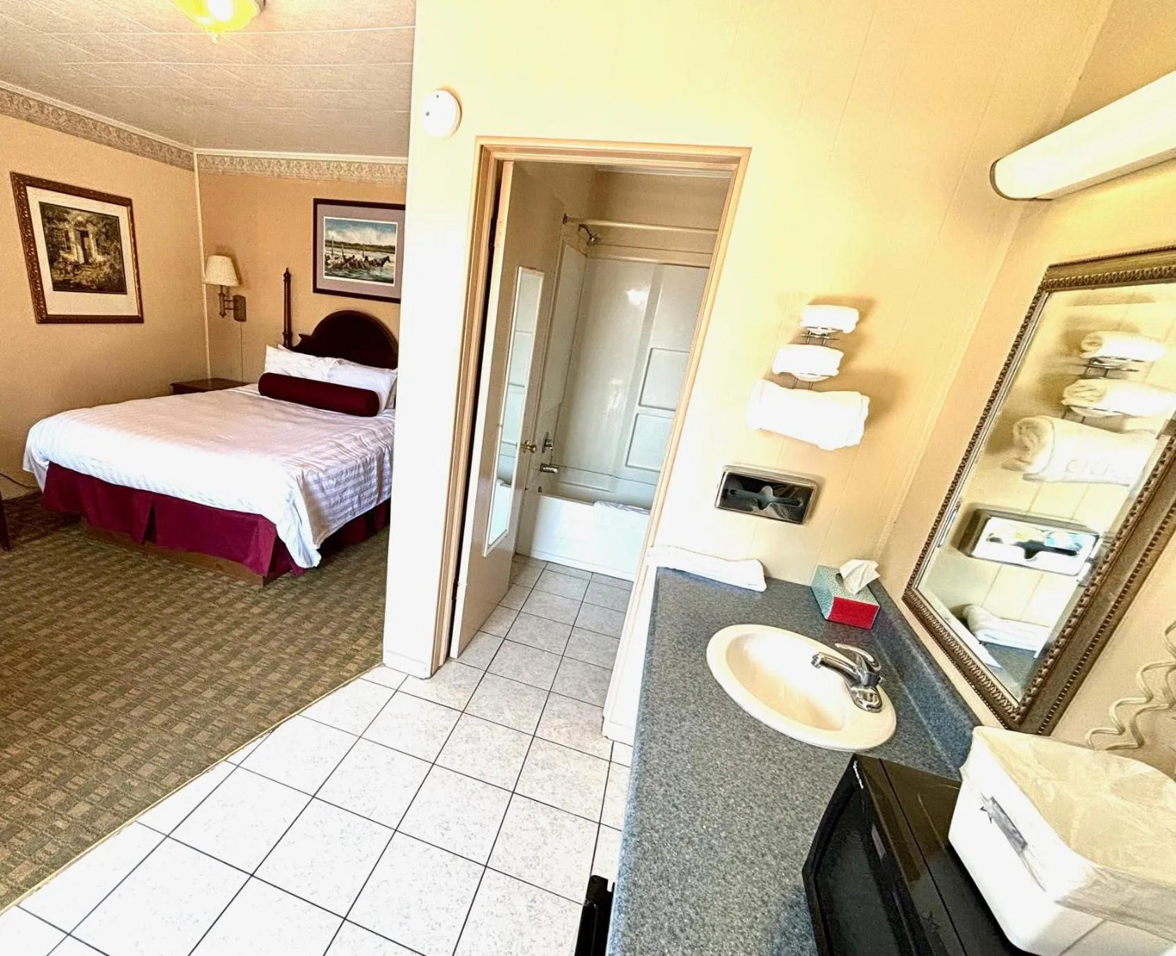 Bed in Americas Best Value Inn Chincoteague