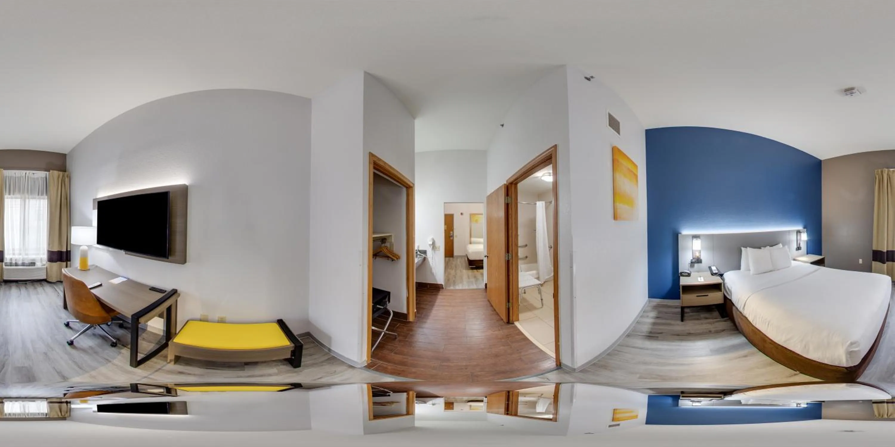 View (from property/room), Bed in Comfort Inn & Suites Kenosha-Pleasant Prairie