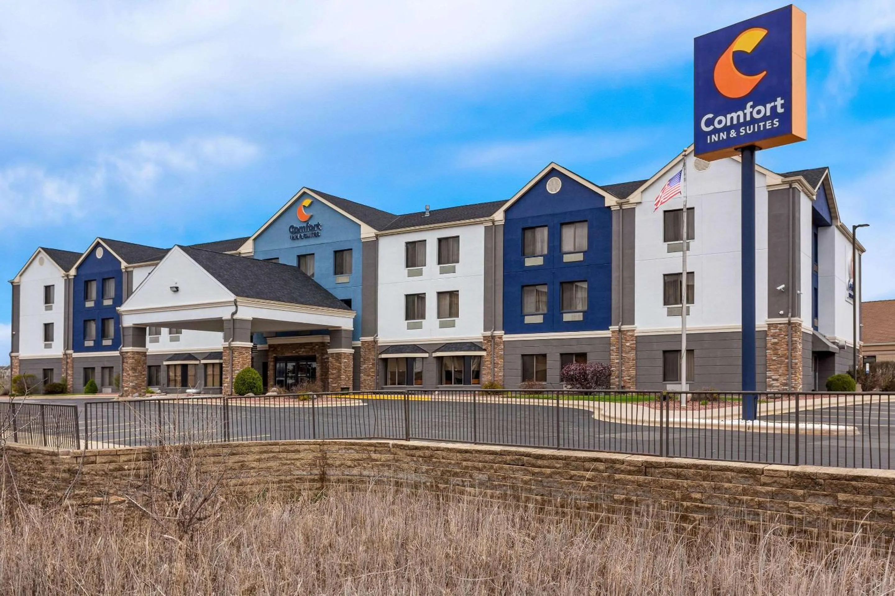Property building in Comfort Inn & Suites Kenosha-Pleasant Prairie