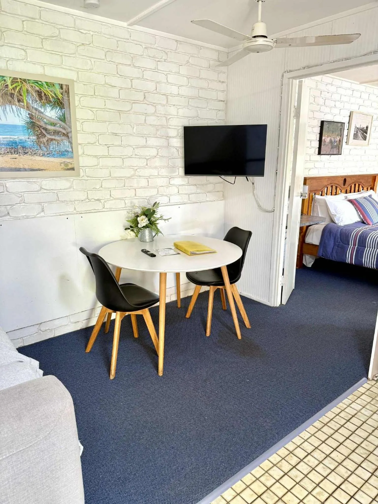 Dining area, Bed in Bundaberg Coral Villa Motor Inn