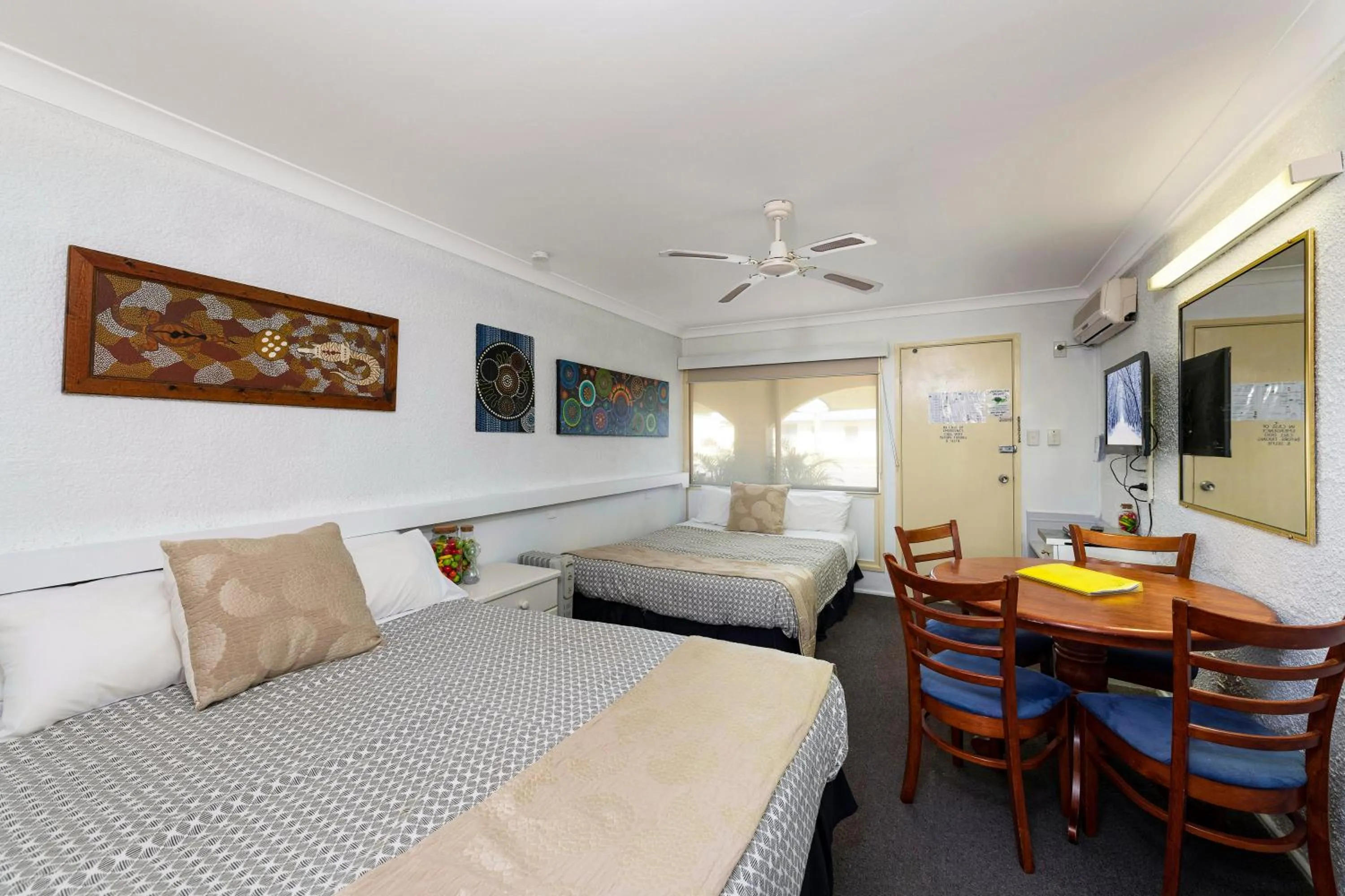 View (from property/room), Bed in Bundaberg Coral Villa Motor Inn