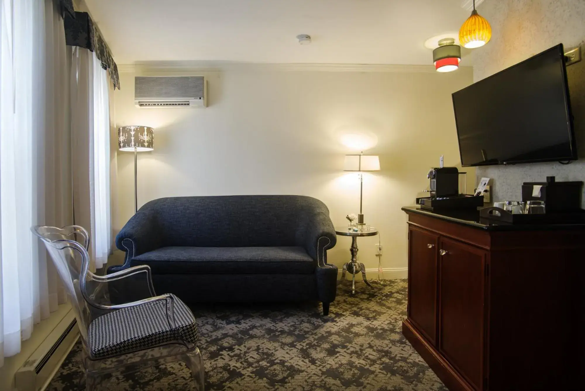 King Suite in Chestnut Hill Hotel King Suite in Chestnut Hill Hotel