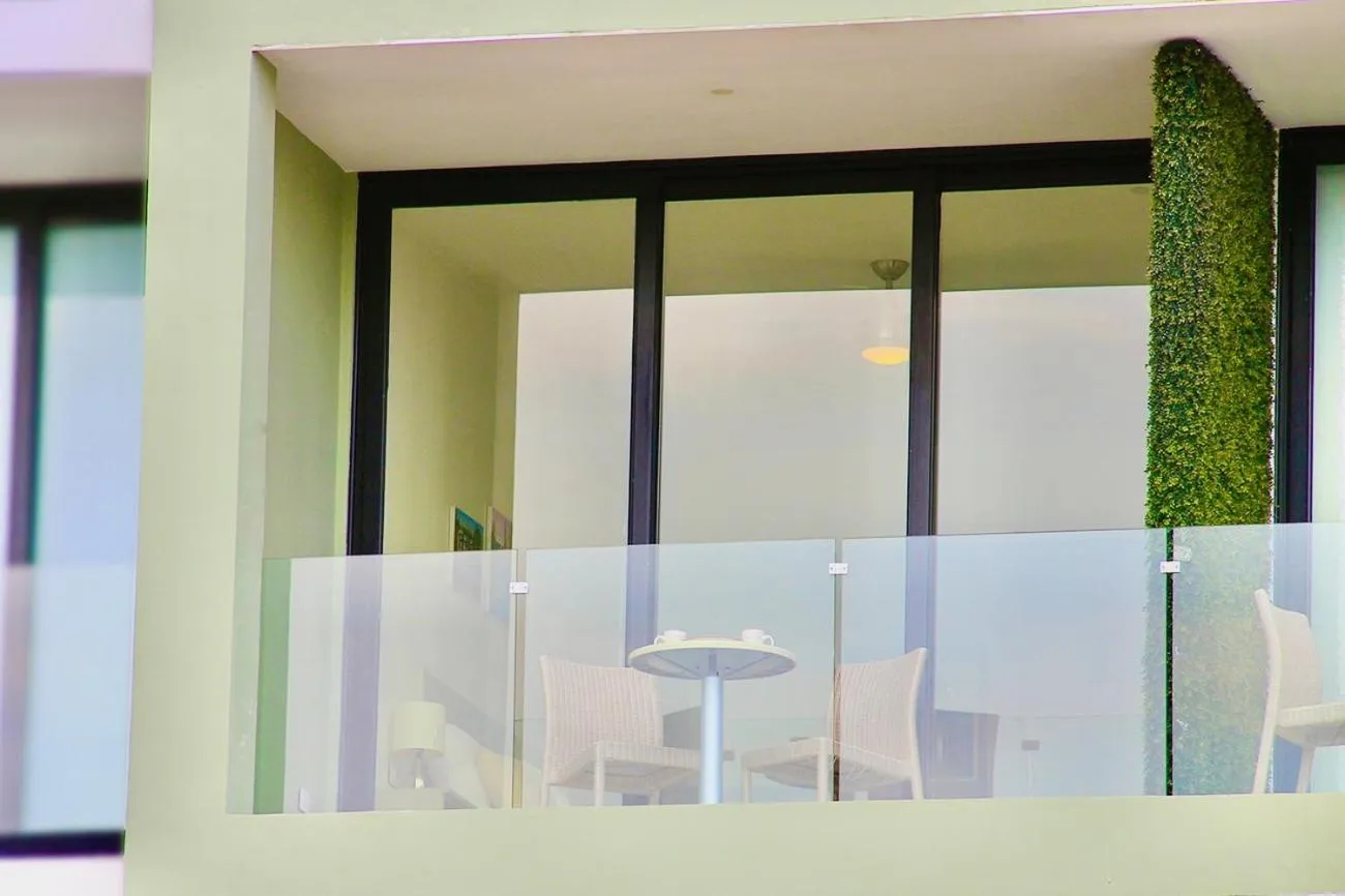 Balcony/Terrace in Menesse the City by Casago