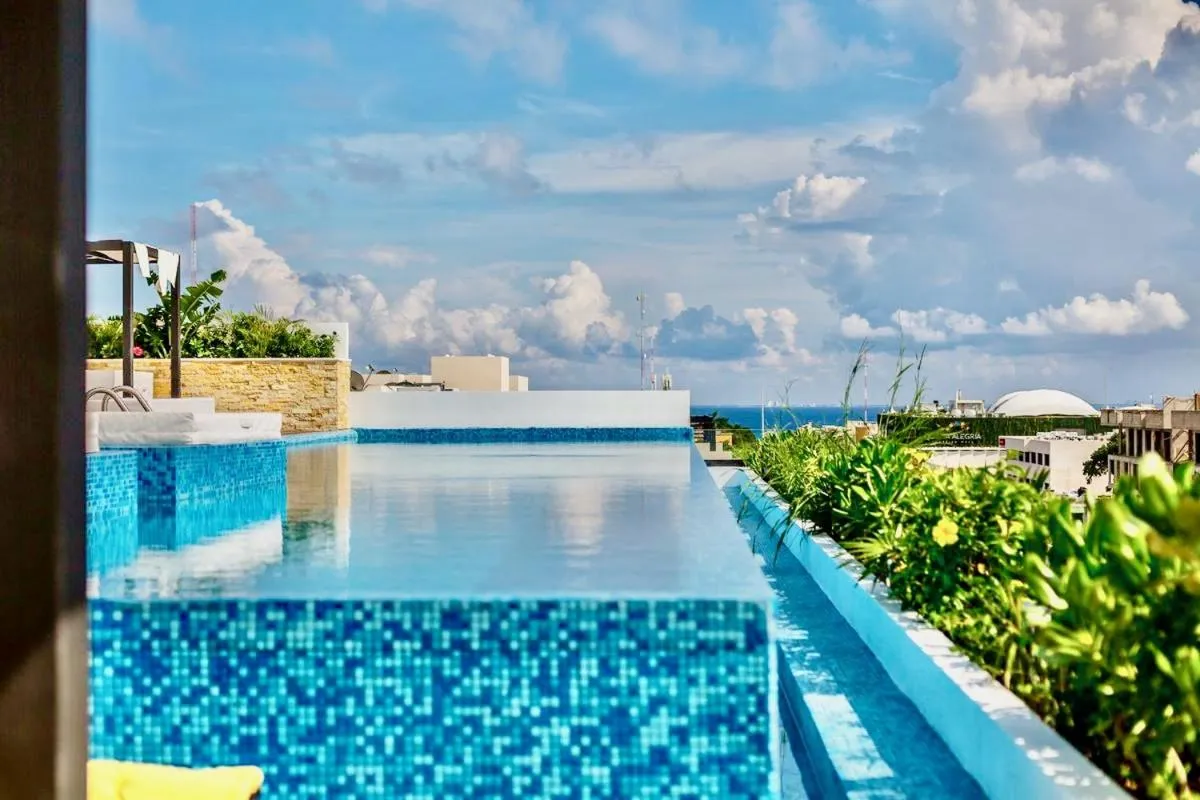 Swimming pool in Menesse the City by Casago