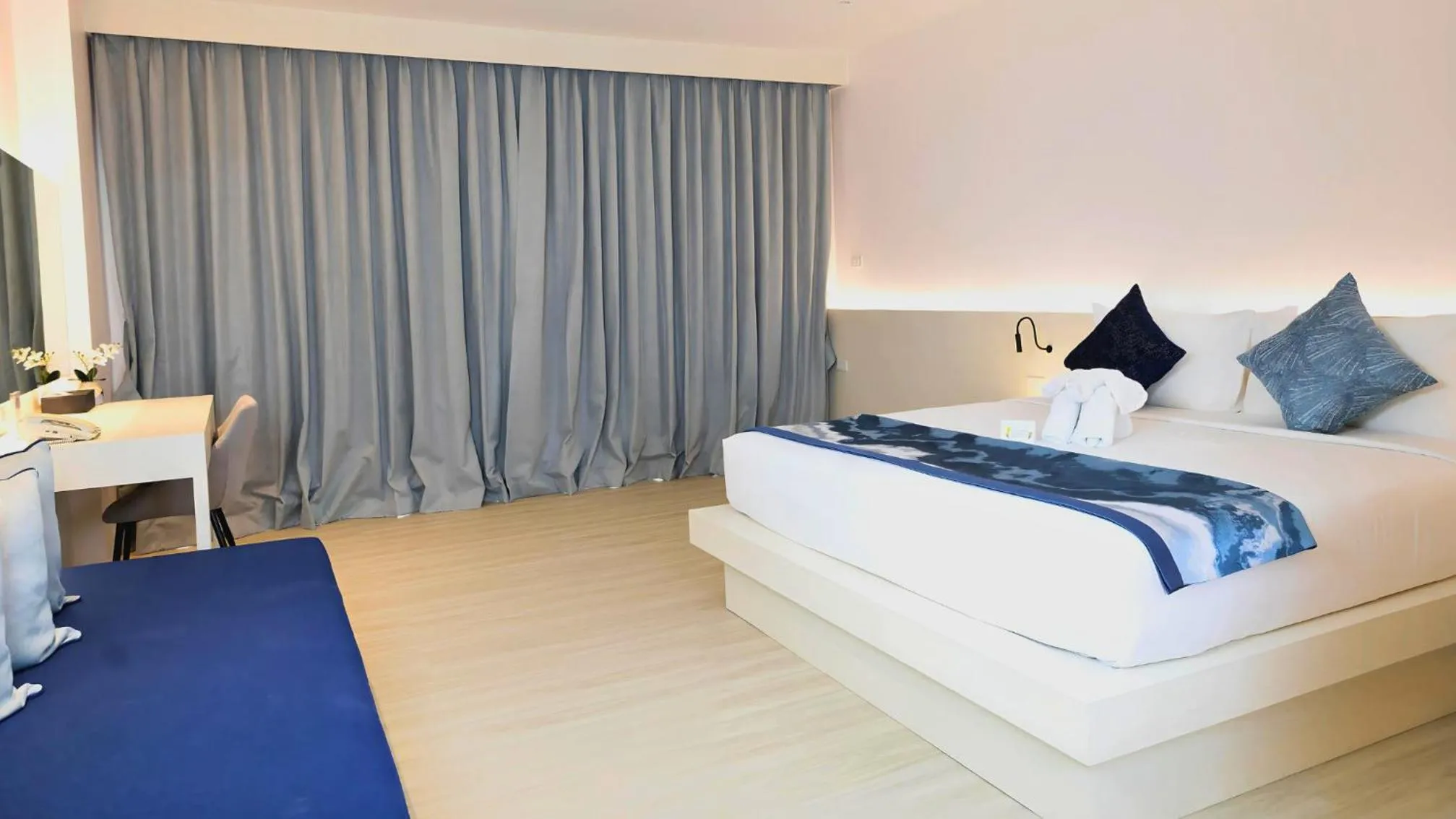 Photo of the whole room, Bed in Amata Patong