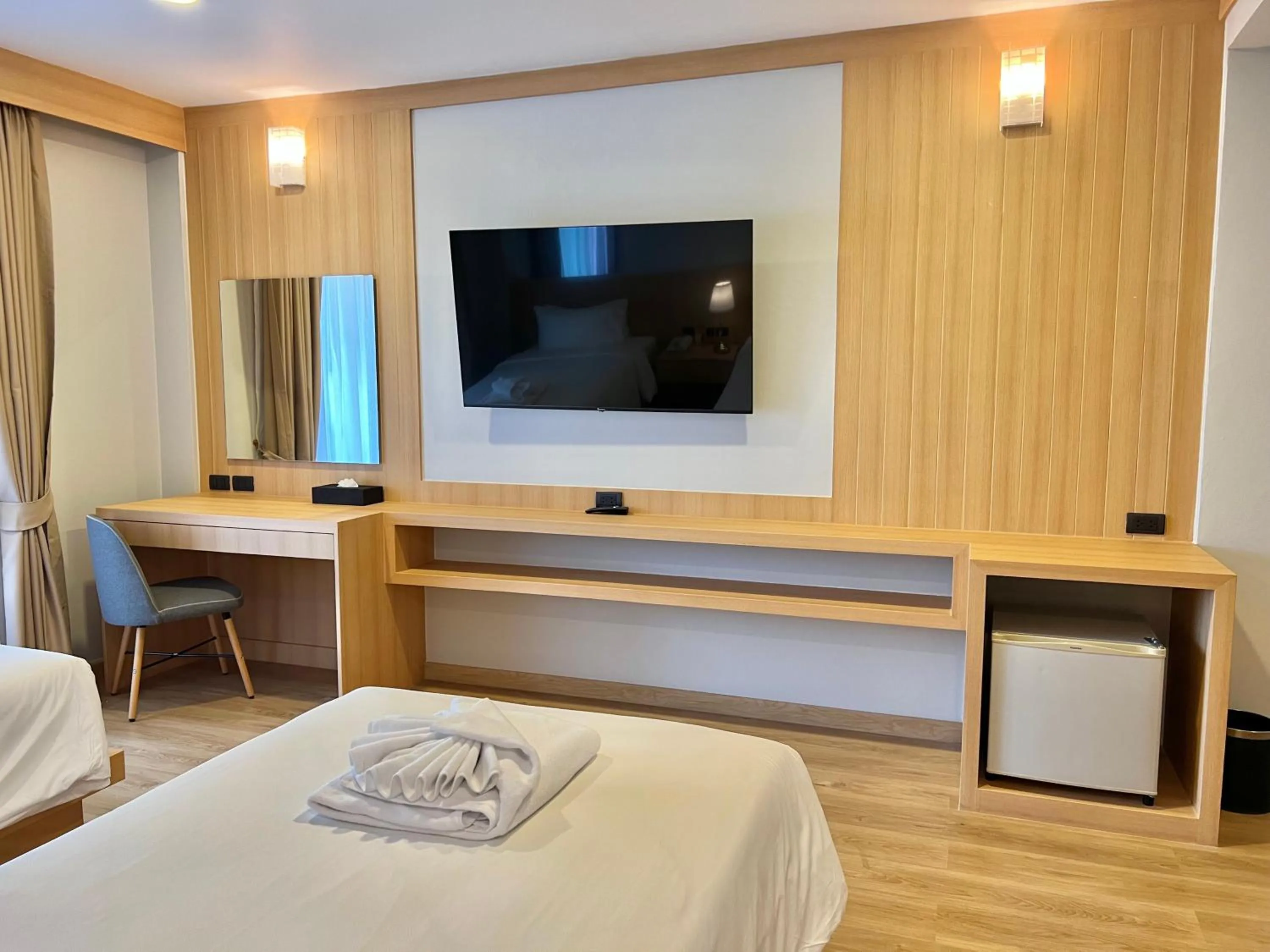 Photo of the whole room, Bed in Amata Patong