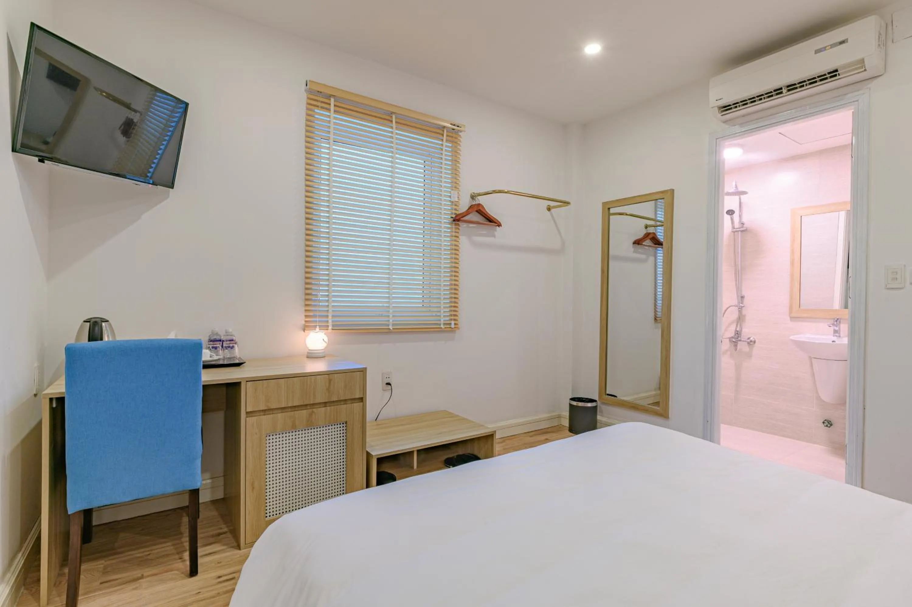 Communal lounge/ TV room, Bed in Cocochine Da Nang