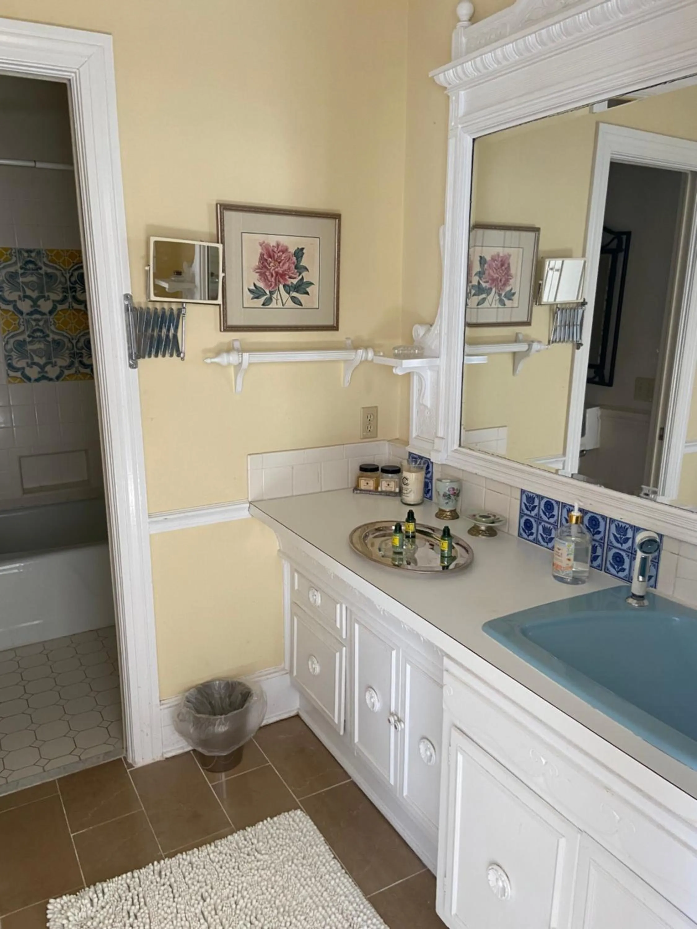 Bathroom in Springwood Inn