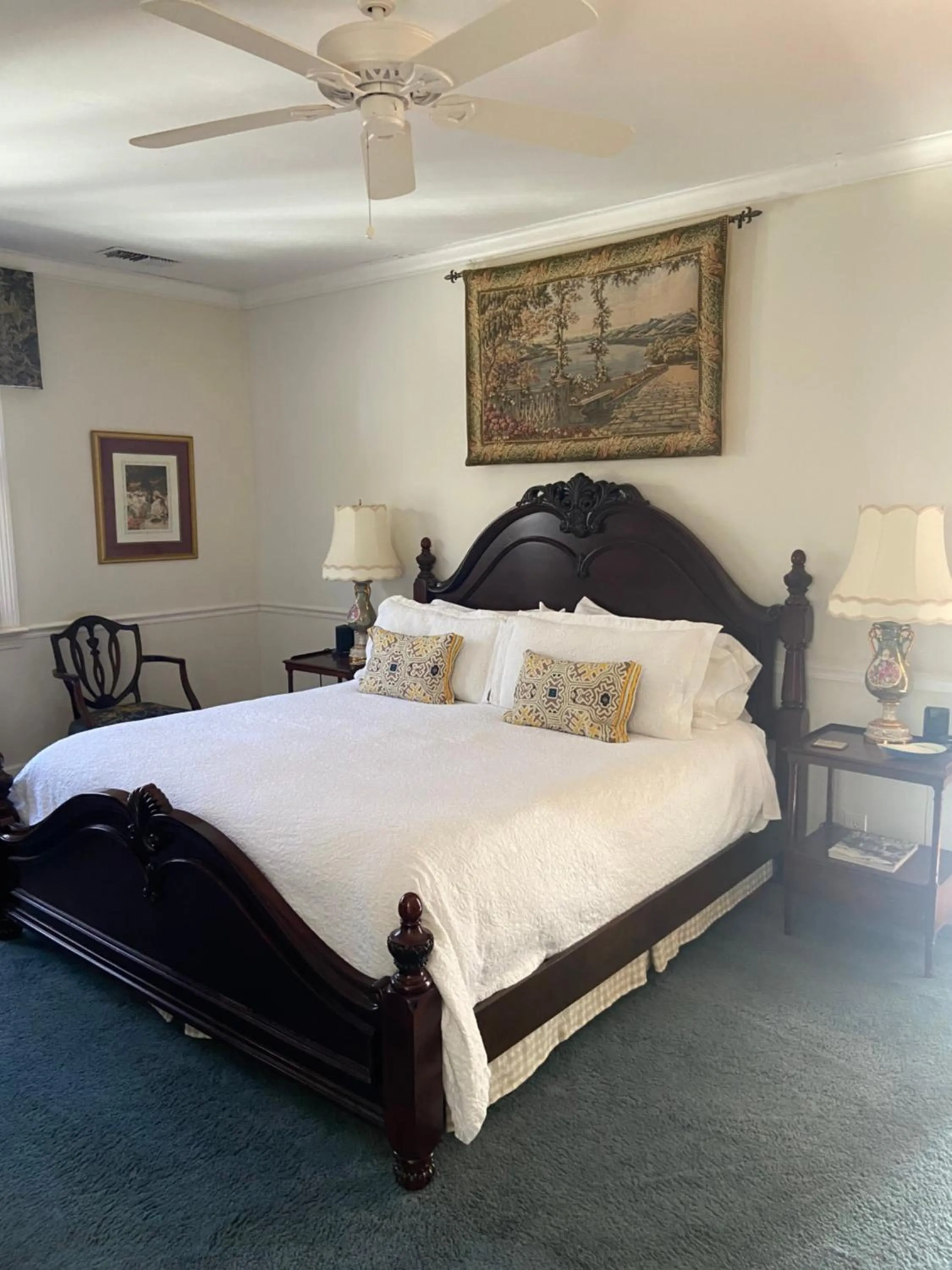Bed in Springwood Inn