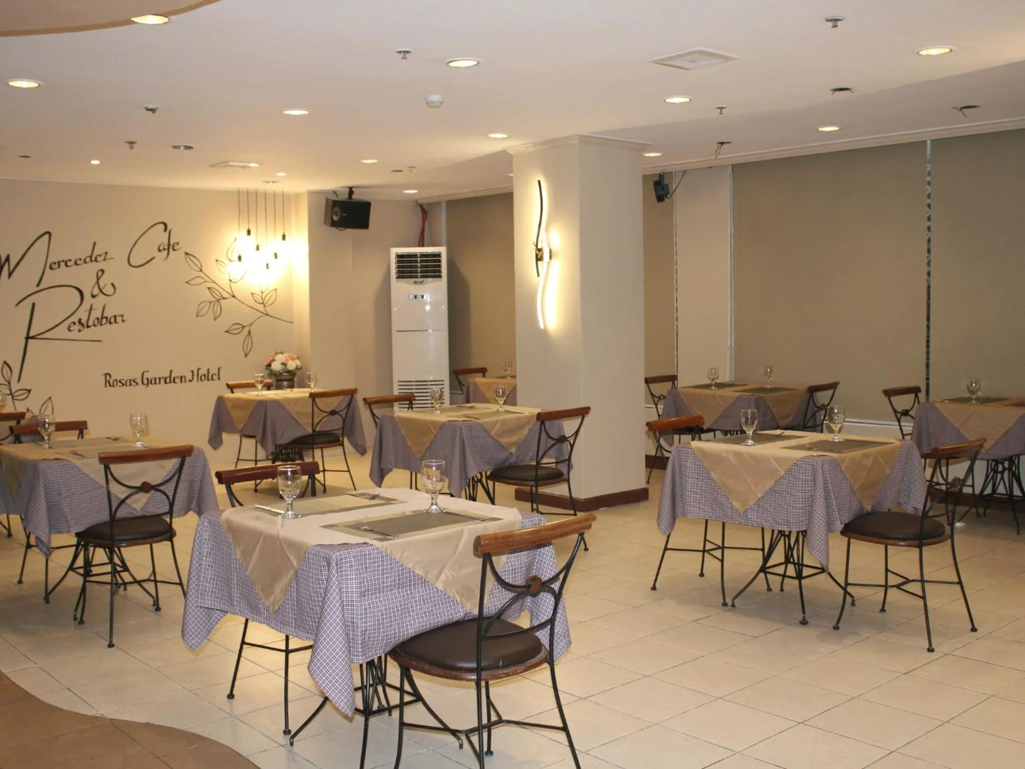 Restaurant/places to eat in Rosas Garden Hotel