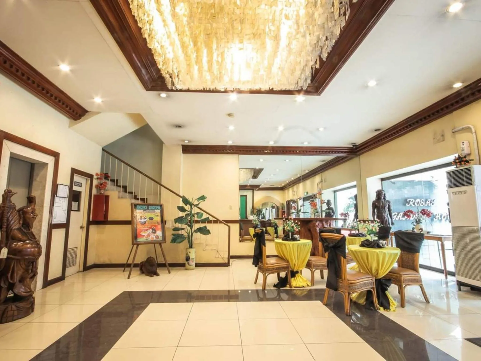 Lobby or reception in Rosas Garden Hotel