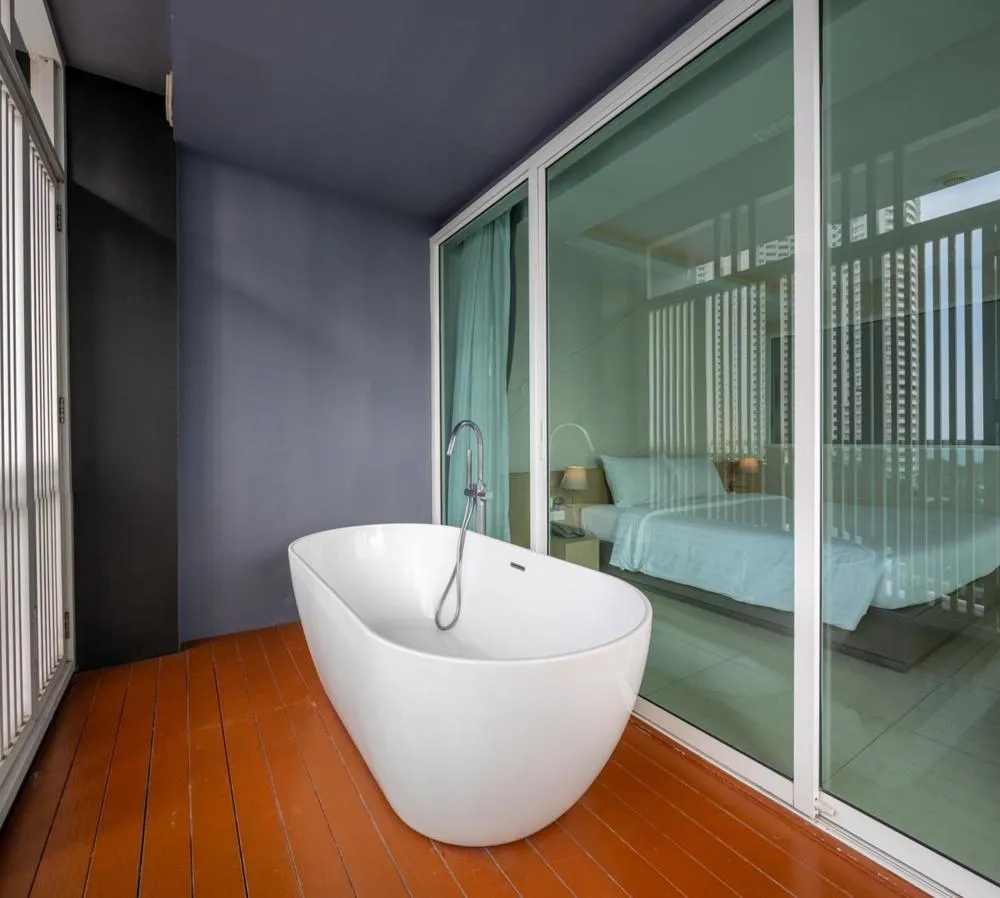 Bath, Bed in Prima Hotel Pattaya