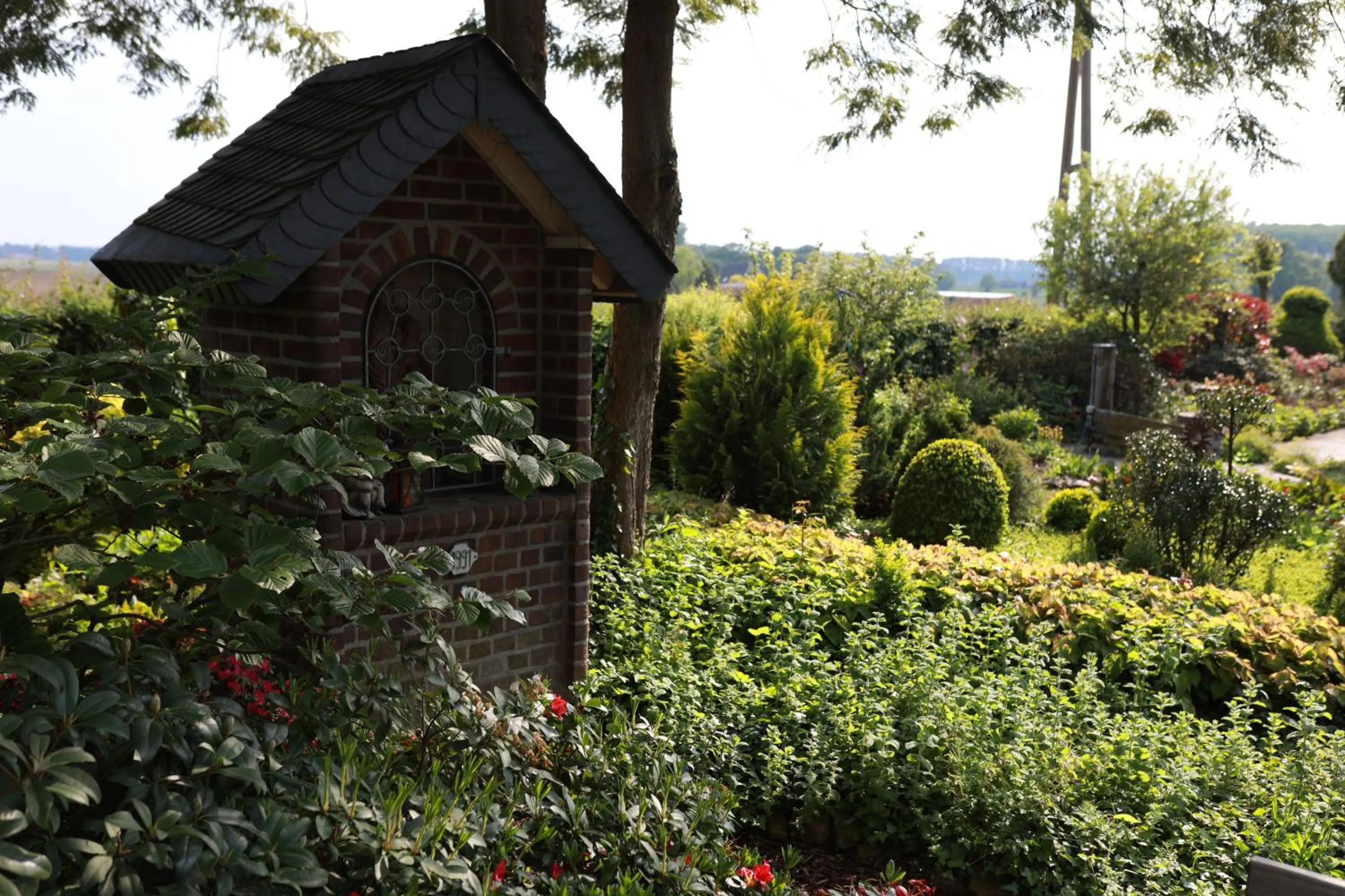 Garden in Hotel Haus Nachtigall - B&B
