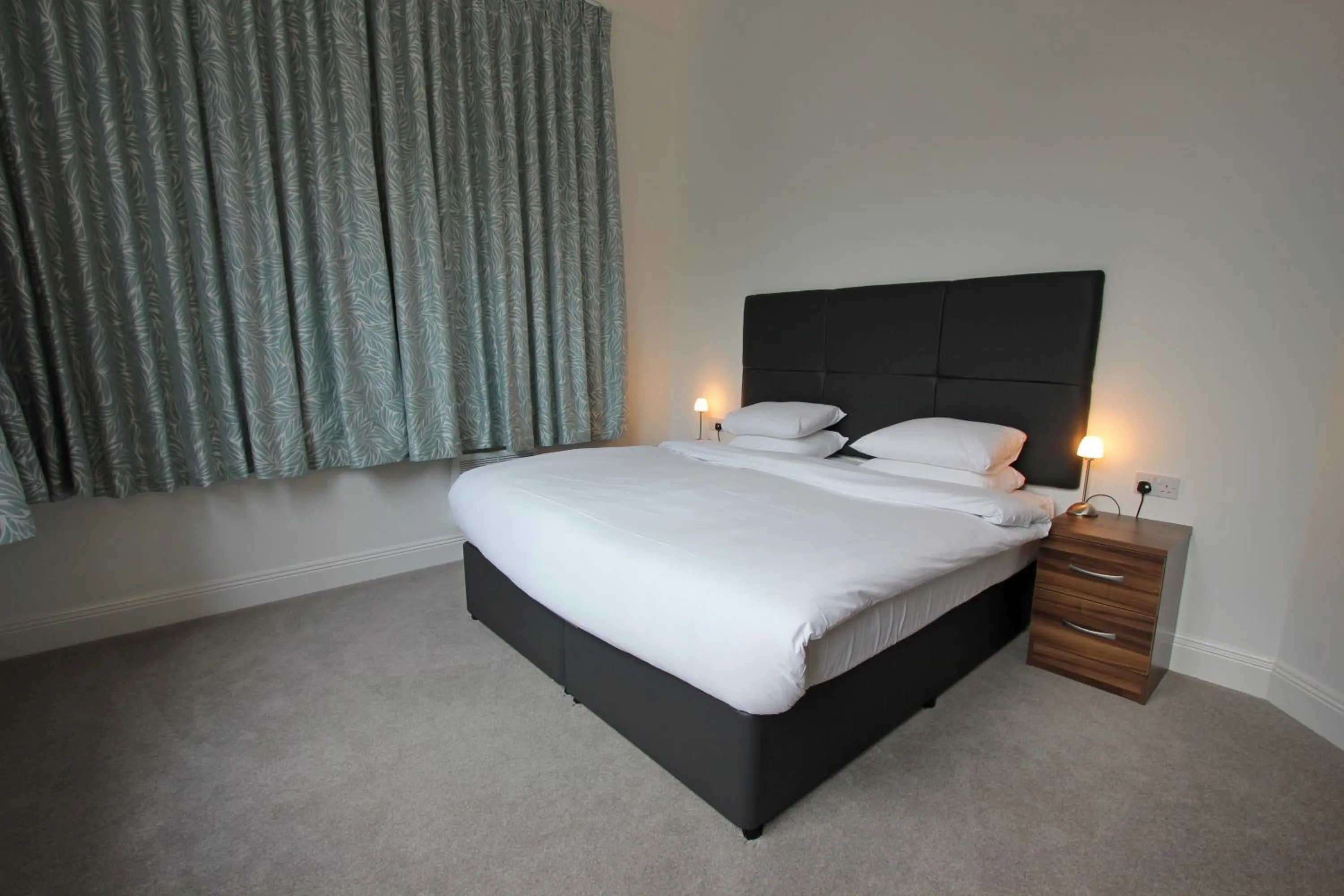 Bathroom, Bed in The Castle Collection 14 Cook Street